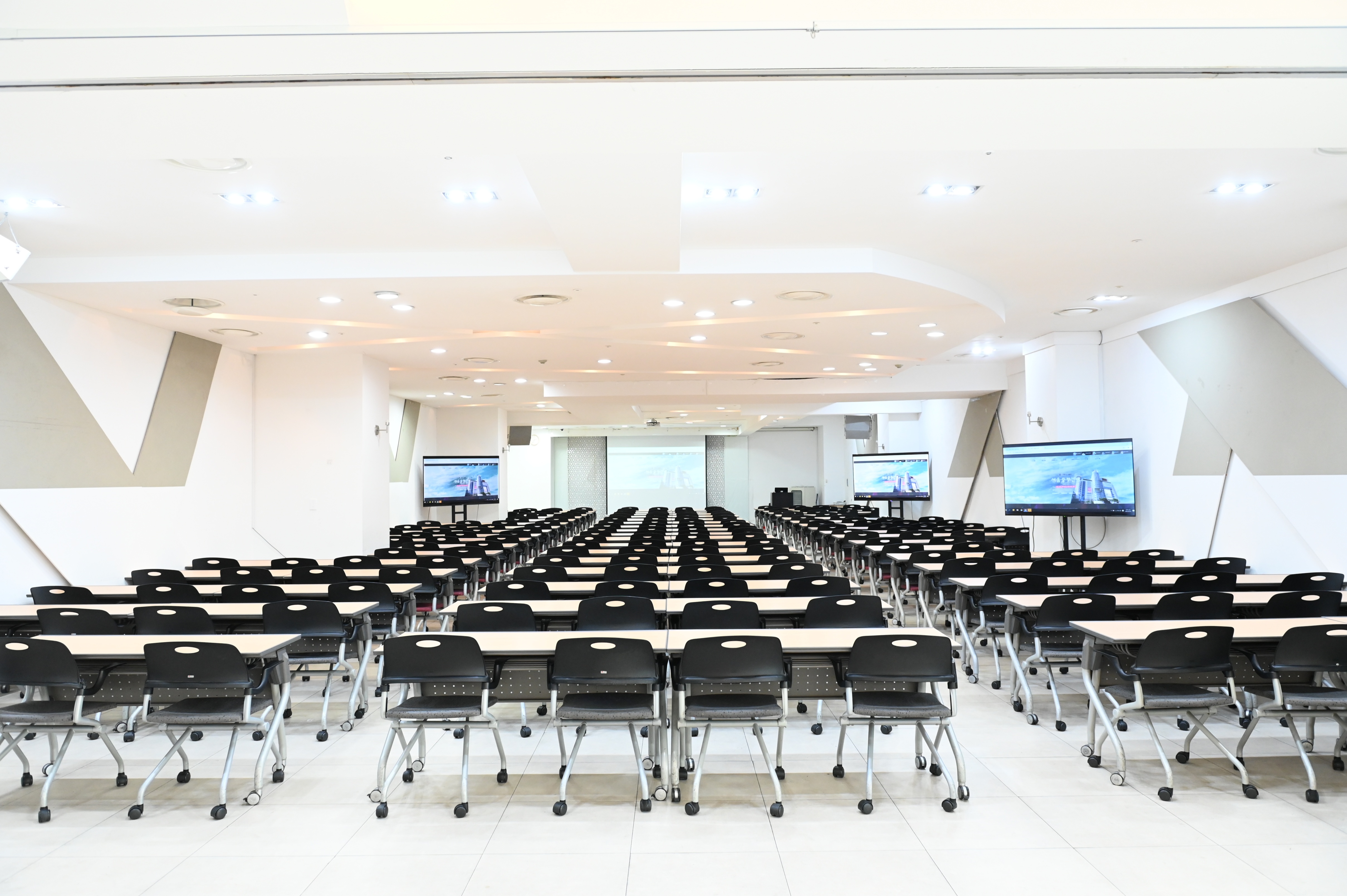 서울중부(ddp)센터 8층 에메랄드+C룸 후면에서 본 강의장 전경_최대 240명수용