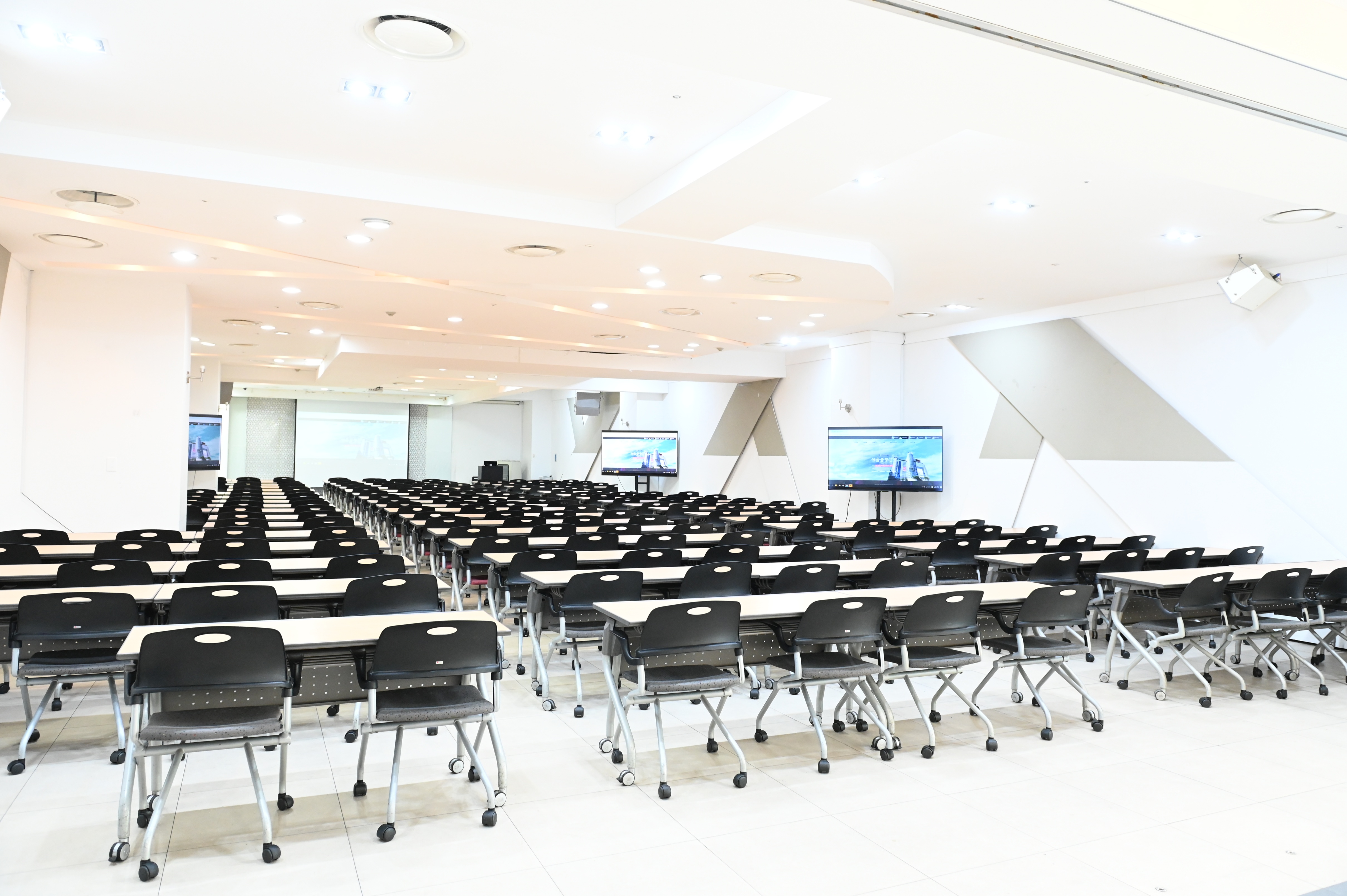 서울중부(ddp)센터 에메랄드홀 앞 좌정면 사진(무빙월 미사용)