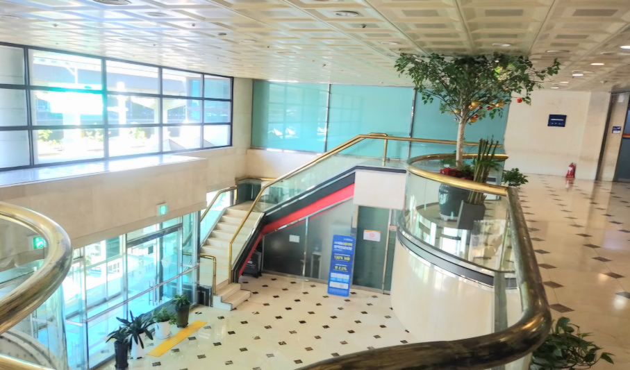 스페이스쉐어 지밸리센터 2층 입구와 로비