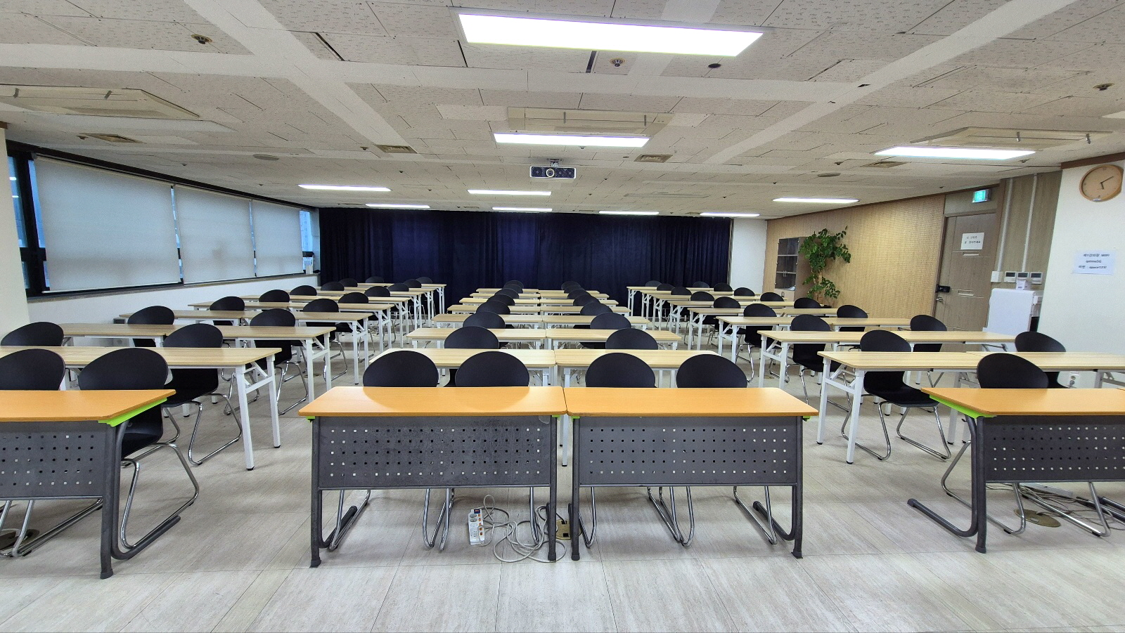 스페이스쉐어 지밸리센터 컨퍼런스1룸 좌석 배치, 교육생 집중도를 높이는 책상 배열 및 강의장 내부