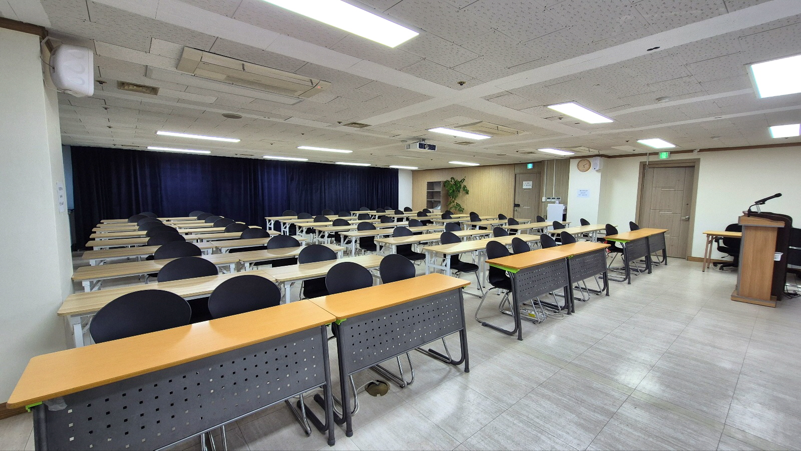 스페이스쉐어 지밸리센터 컨퍼런스1룸 전경, IT 교육과 행사에 최적화된 기가 인터넷 회선 구비