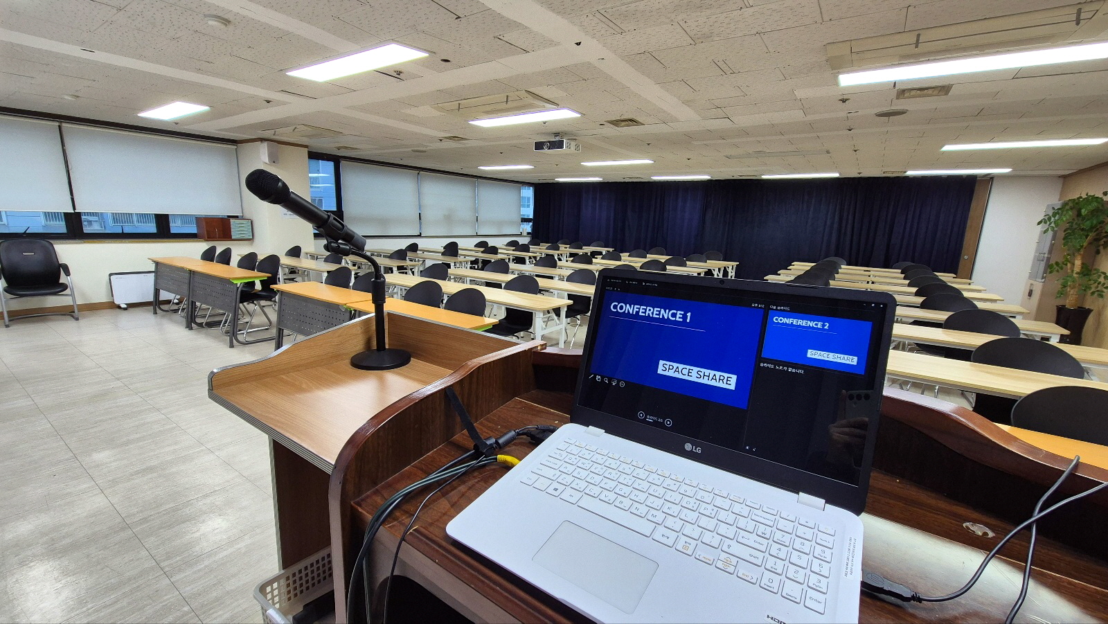 스페이스쉐어 지밸리센터 컨퍼런스1룸 강연자 단상 및 음향 시설