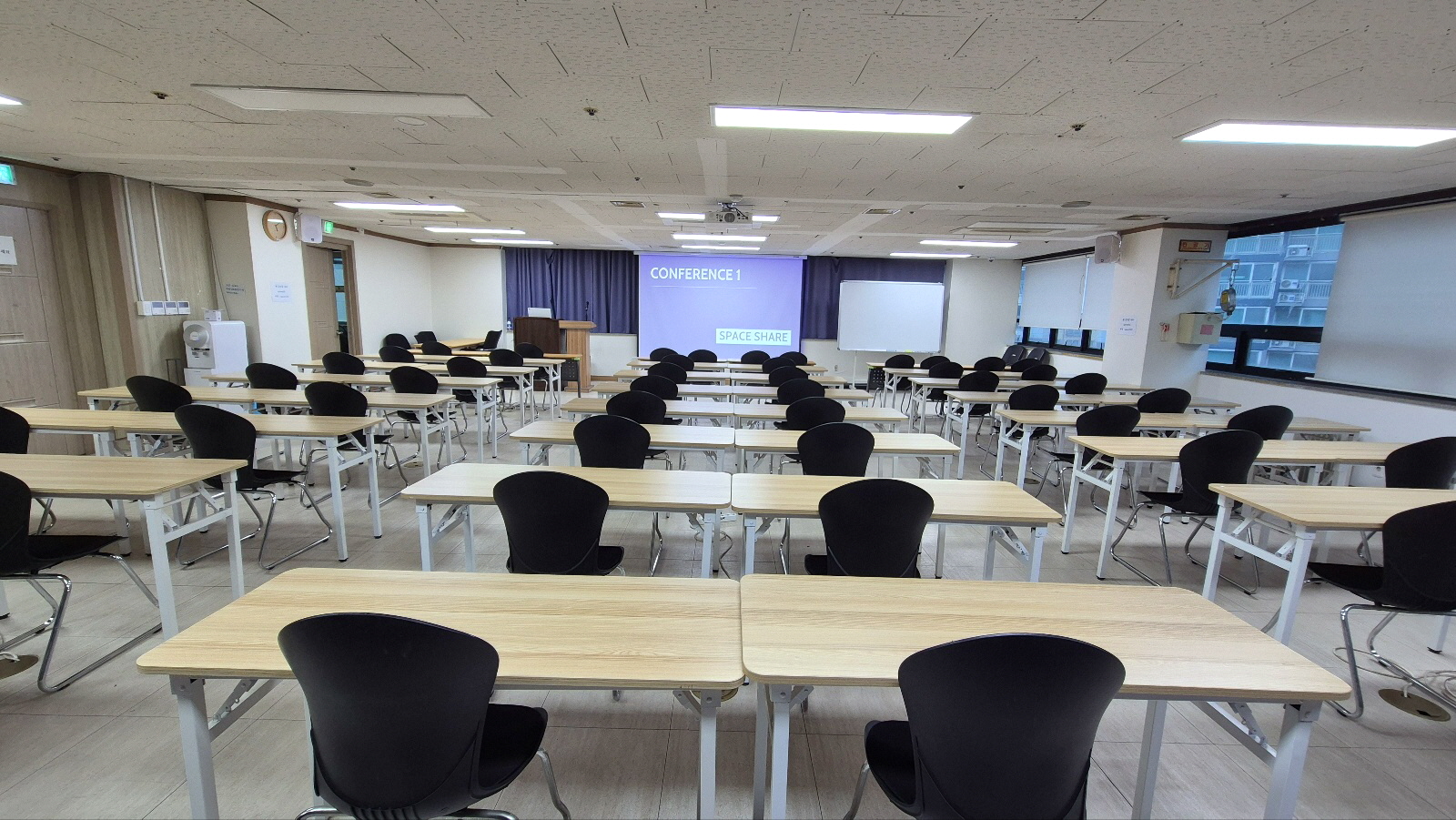 스페이스쉐어 지밸리센터 컨퍼런스1룸 정면, 대형 스크린과 음향 시설을 갖춘 강의장