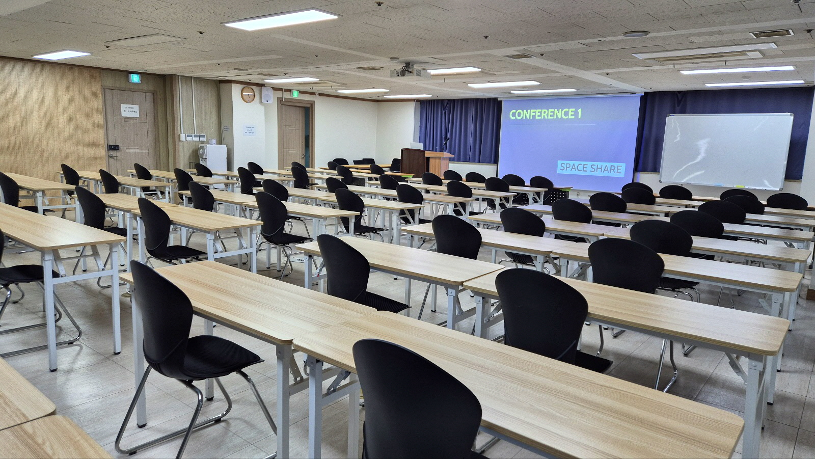 스페이스쉐어 지밸리센터 컨퍼런스1룸 측면, 넓은 좌석 배치 및 교육 행사용 공간
