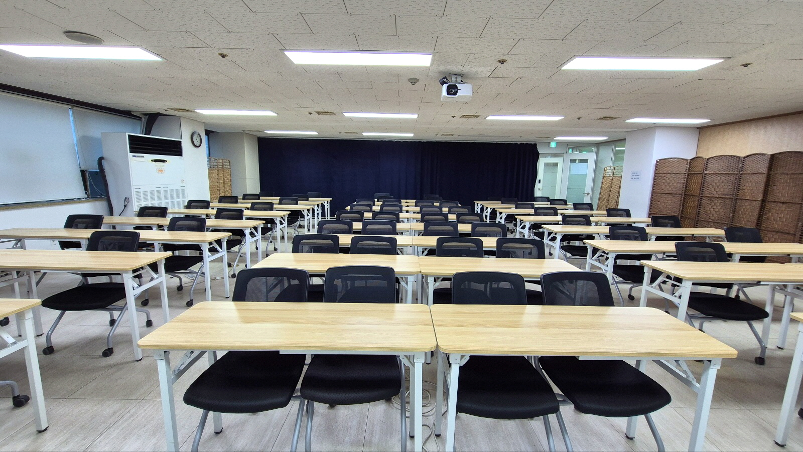 스페이스쉐어 지밸리센터 컨퍼런스2룸 좌석 배치, 교육생 집중도를 높이는 책상 배열 및 강의장 내부