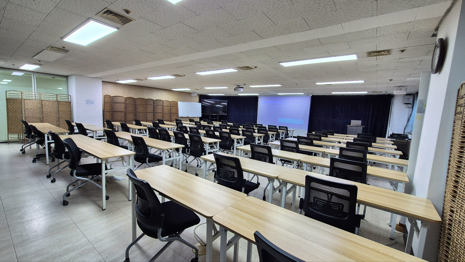 스페이스쉐어 지밸리센터 컨퍼런스2룸 내부, 넓은 좌석 배치 및 교육 행사용 공간