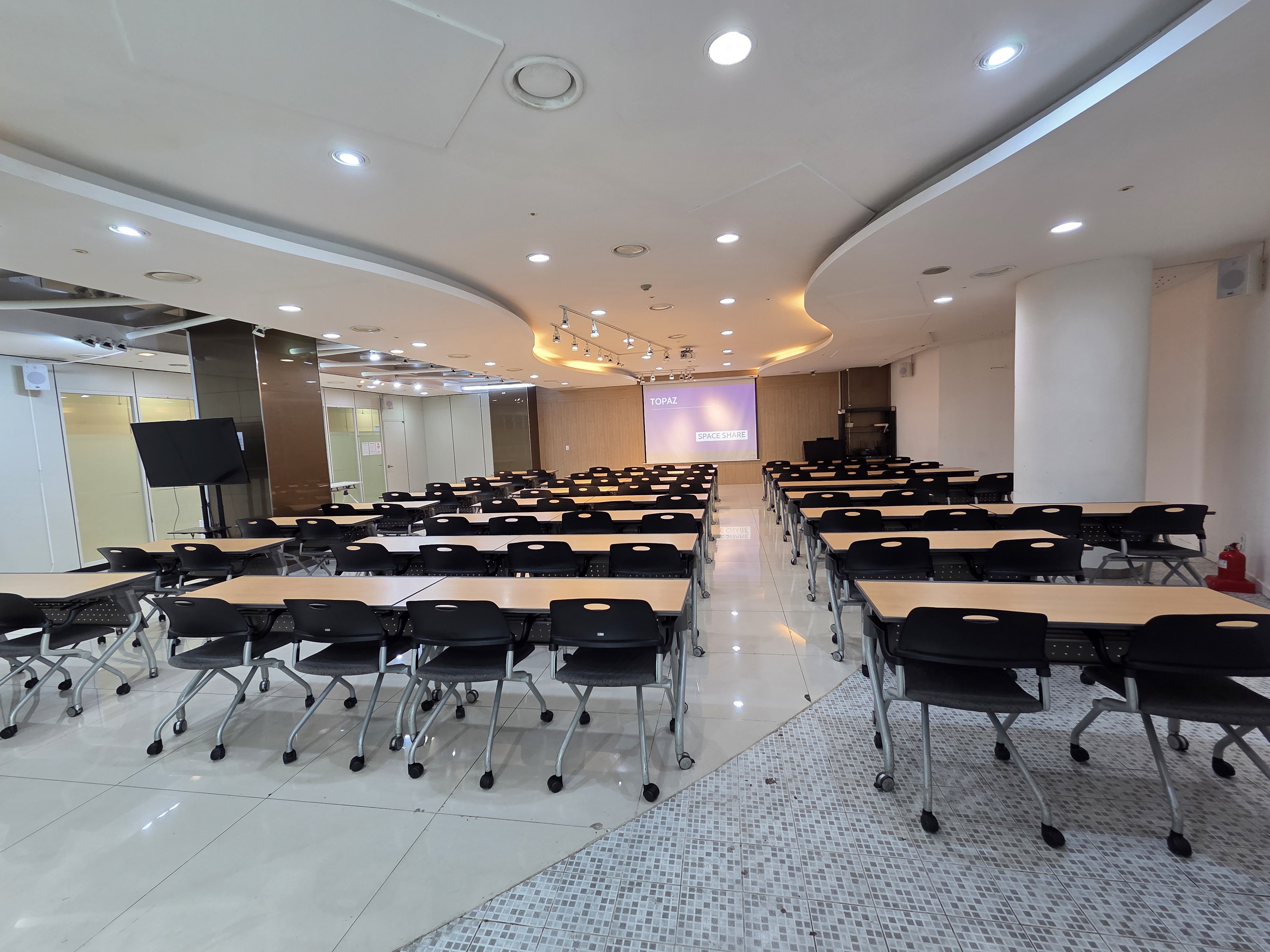 DDP역 1분 서울중부센터 토파즈홀 최대100명 수용, 교육, 강의, 온리전, 뒤에서본 전면 전경