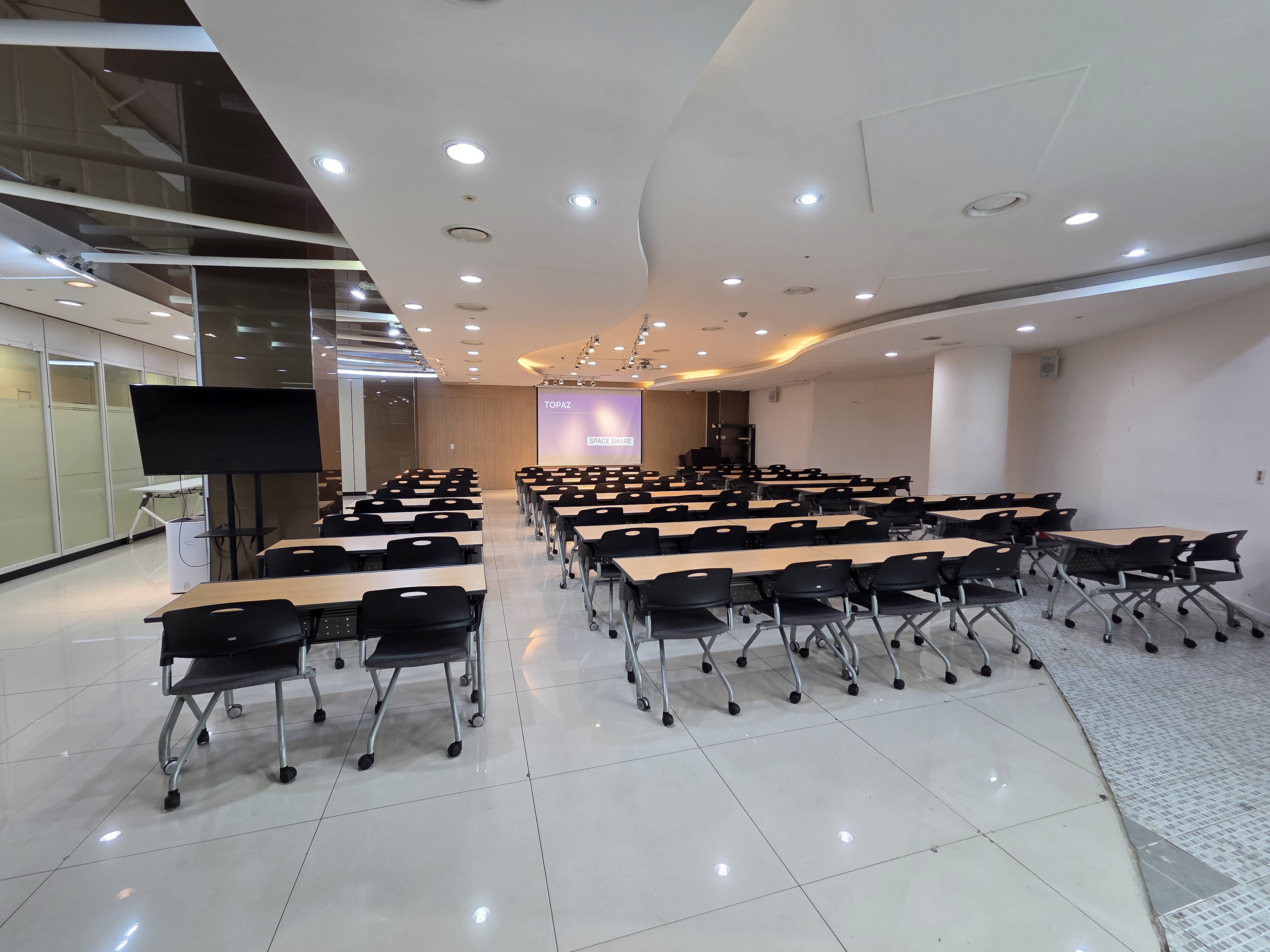 DDP역 1분 서울중부센터 토파즈홀  권장 70명, 발표회장, 온리전, 후면 죄측에서 바라본 장면