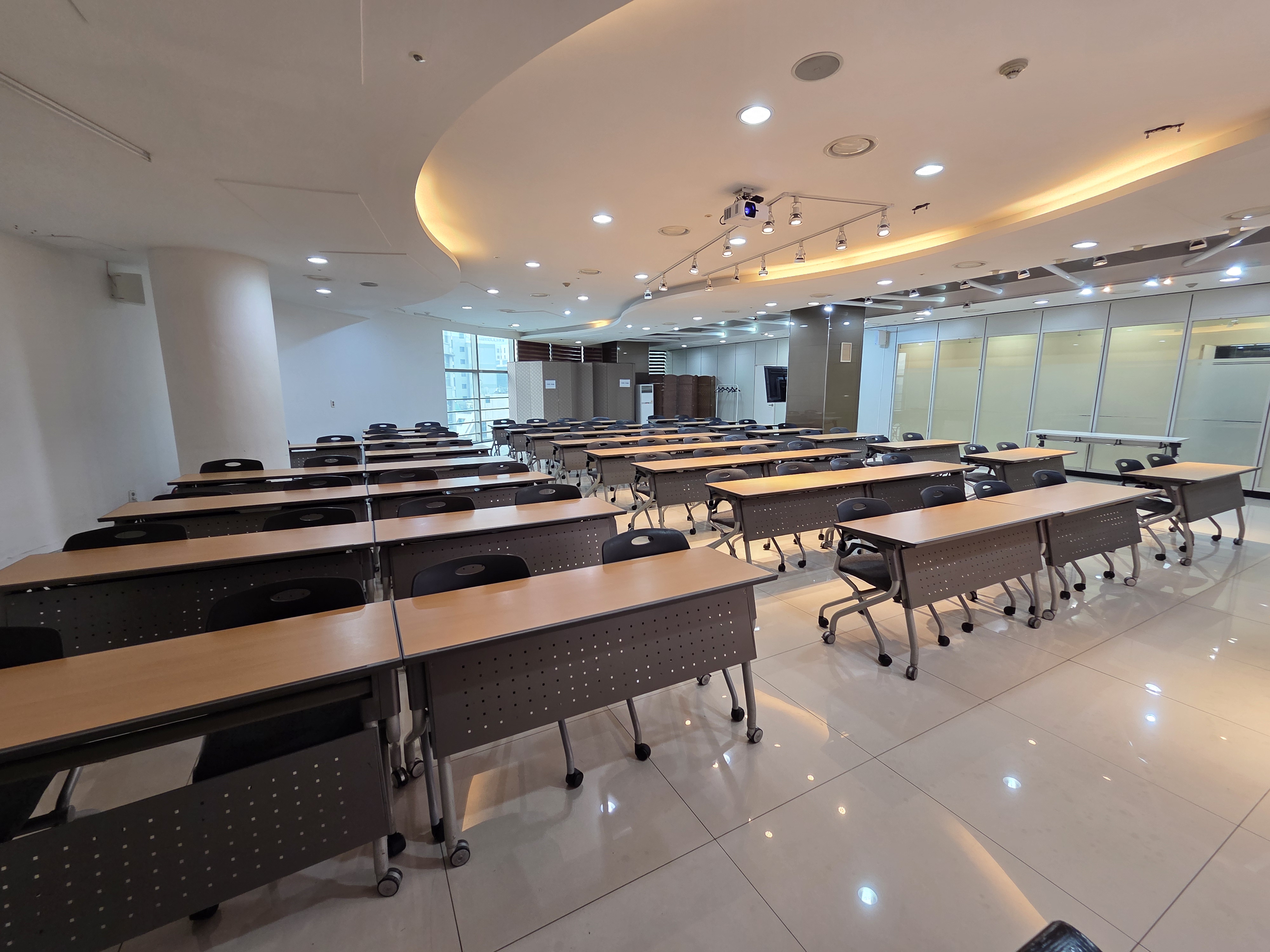 DDP역 1분 서울중부센터 토파즈홀  70명~ 100명, 교육장, 세미나장, 앞에서본 좌측면