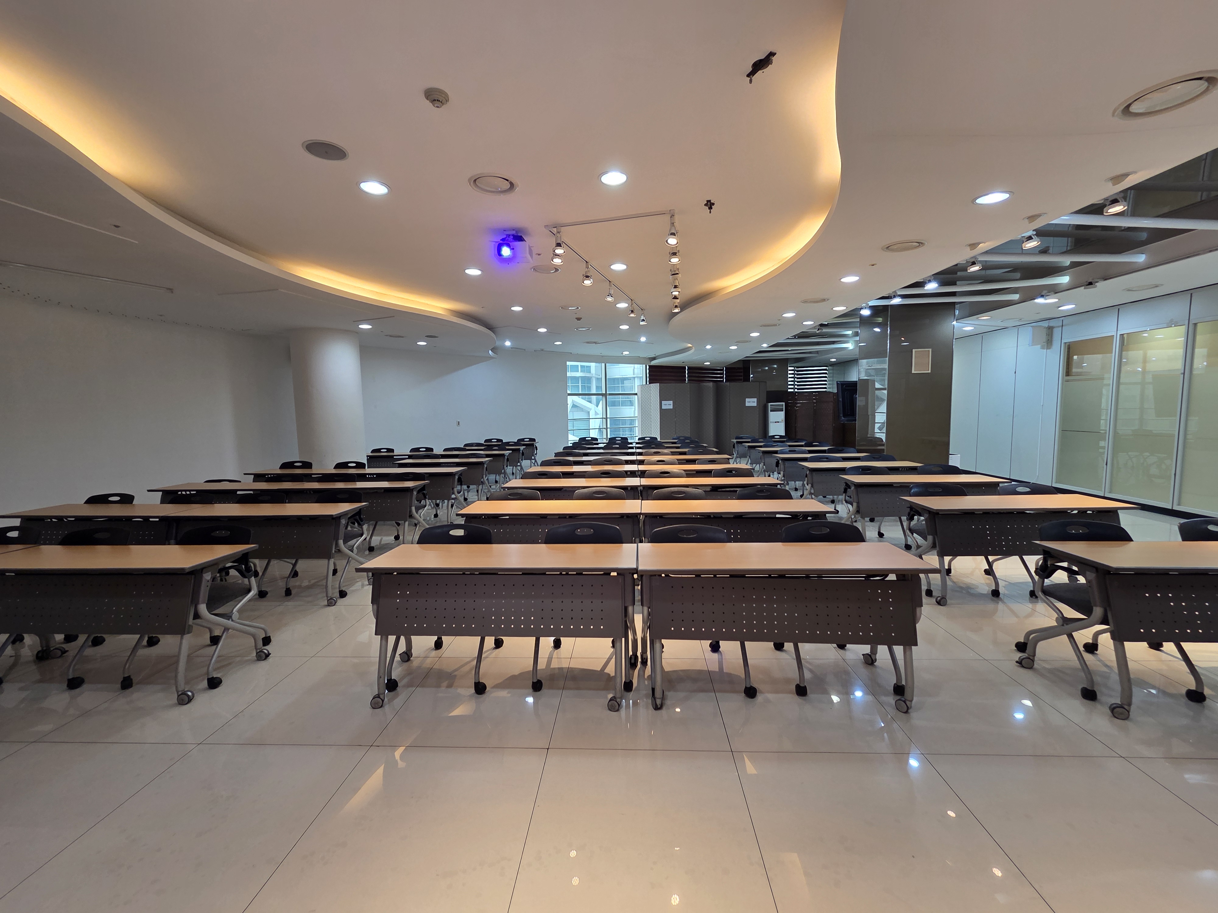 동대문역사문화공원역 1분 서울중부센터 토파즈홀  70명~ 100명, 교육장, 세미나장,앞 중앙에서 본 전경