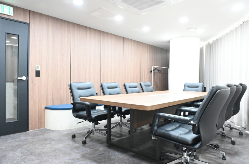 스페이스쉐어 서울역2센터 203호 좌석배치, 프리미엄 중역의자 테이블, TV 스크린 제공