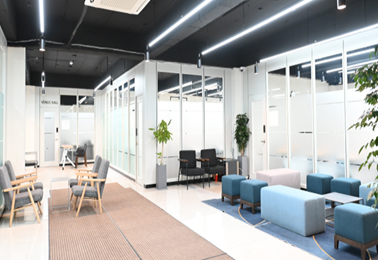 스페이스쉐어 강남센터 4층 라운지, 행사 대기 및 휴식이 가능한 깔끔한 커뮤니티 공간