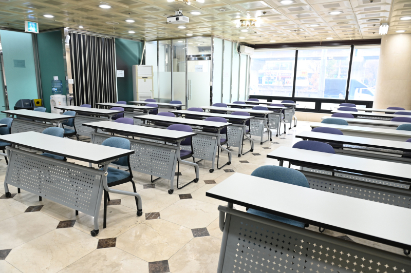 스페이스쉐어 지밸리센터 202호 좌석 배치, 교육생 집중도를 높이는 책상 배열 및 강의장 내부