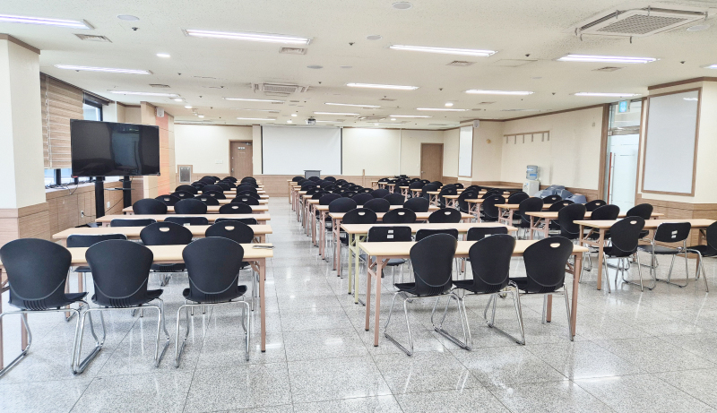 스페이스쉐어 지밸리센터 201호 내부, 대형 스크린과 보조 TV 시설 완비