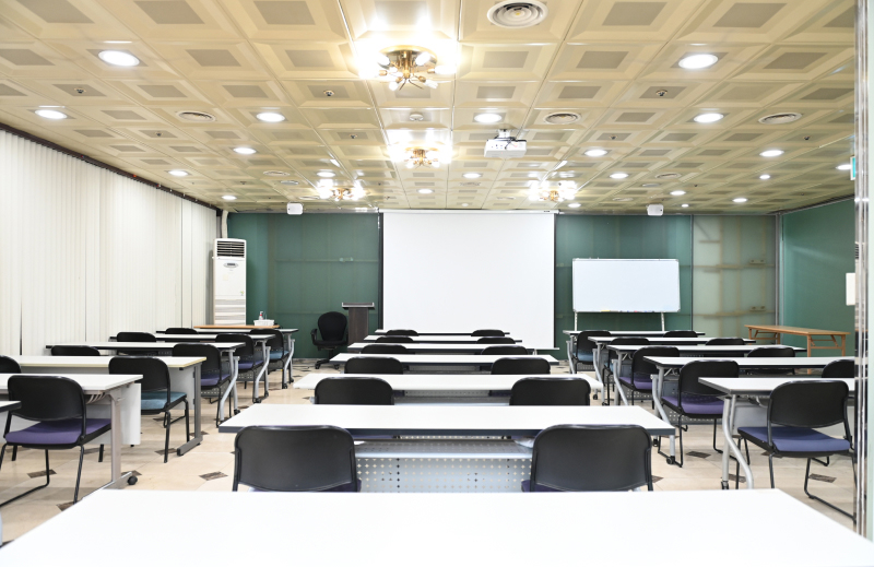 스페이스쉐어 지밸리센터 202호 정면, 대형 스크린과 음향 시설을 갖춘 강의장