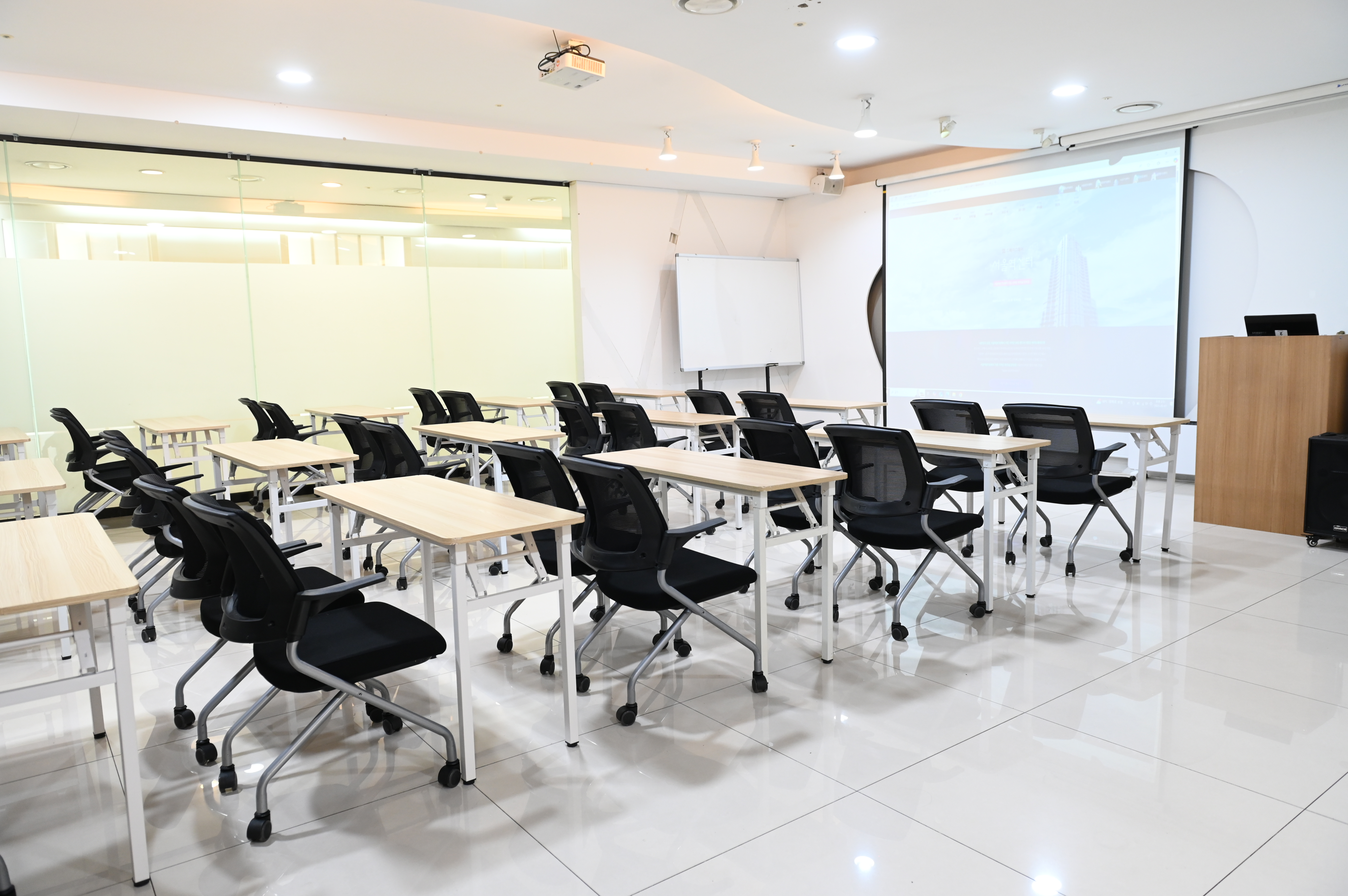 서울중부(ddp)센터 8층 수피아2룸 후면 우측에서 본 강의장 전경_최대 44명