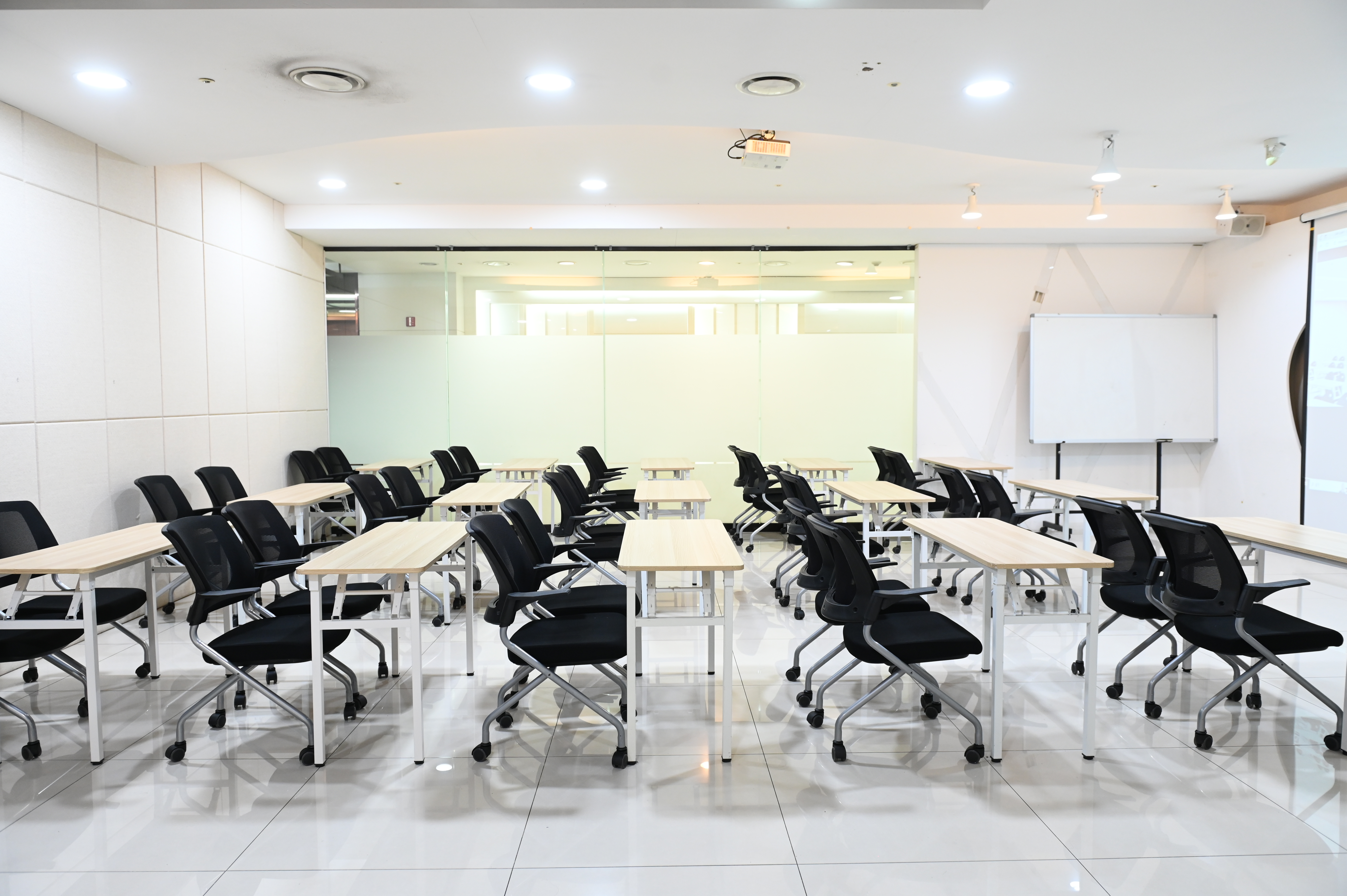 서울중부(ddp)센터 수피아2룸 측면에서 본 교육장 모습