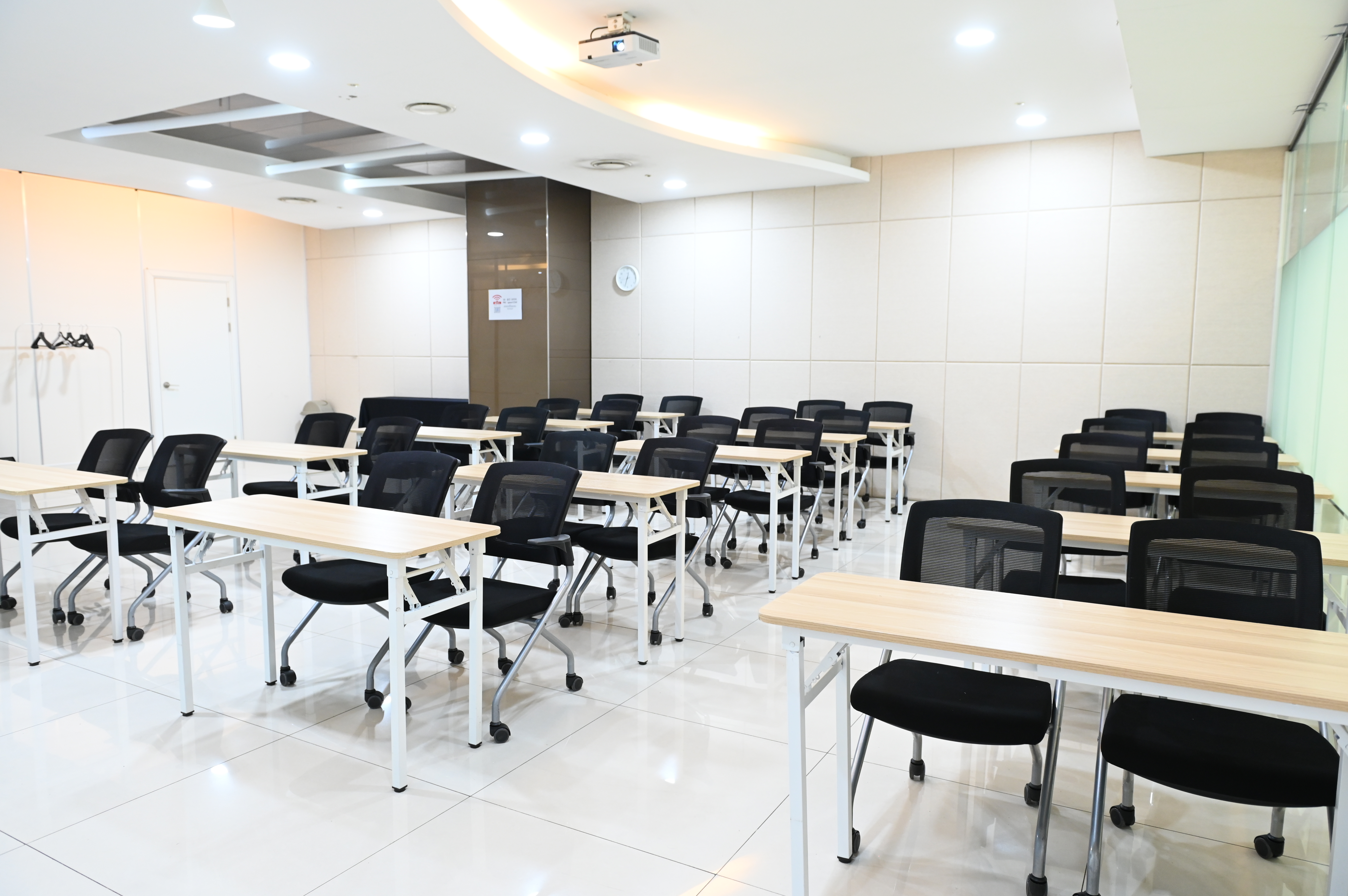 서울중부(ddp)센터_수파이2룸_전면에서 본 강의실_40명