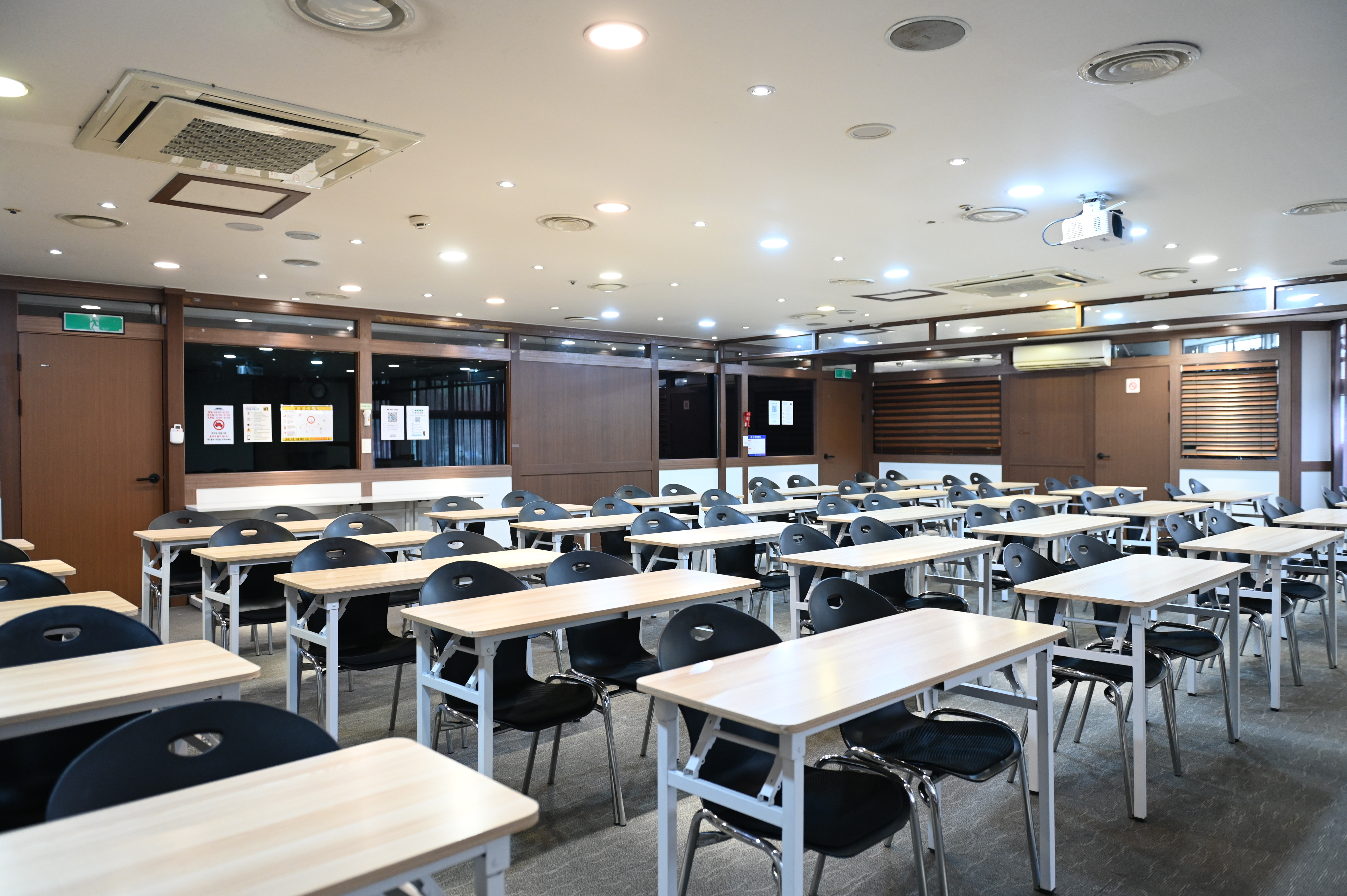 스페이스쉐어 서울역센터 루비홀 좌석 배치, 교육생 집중도를 높이는 책상 배열 및 강의장 내부