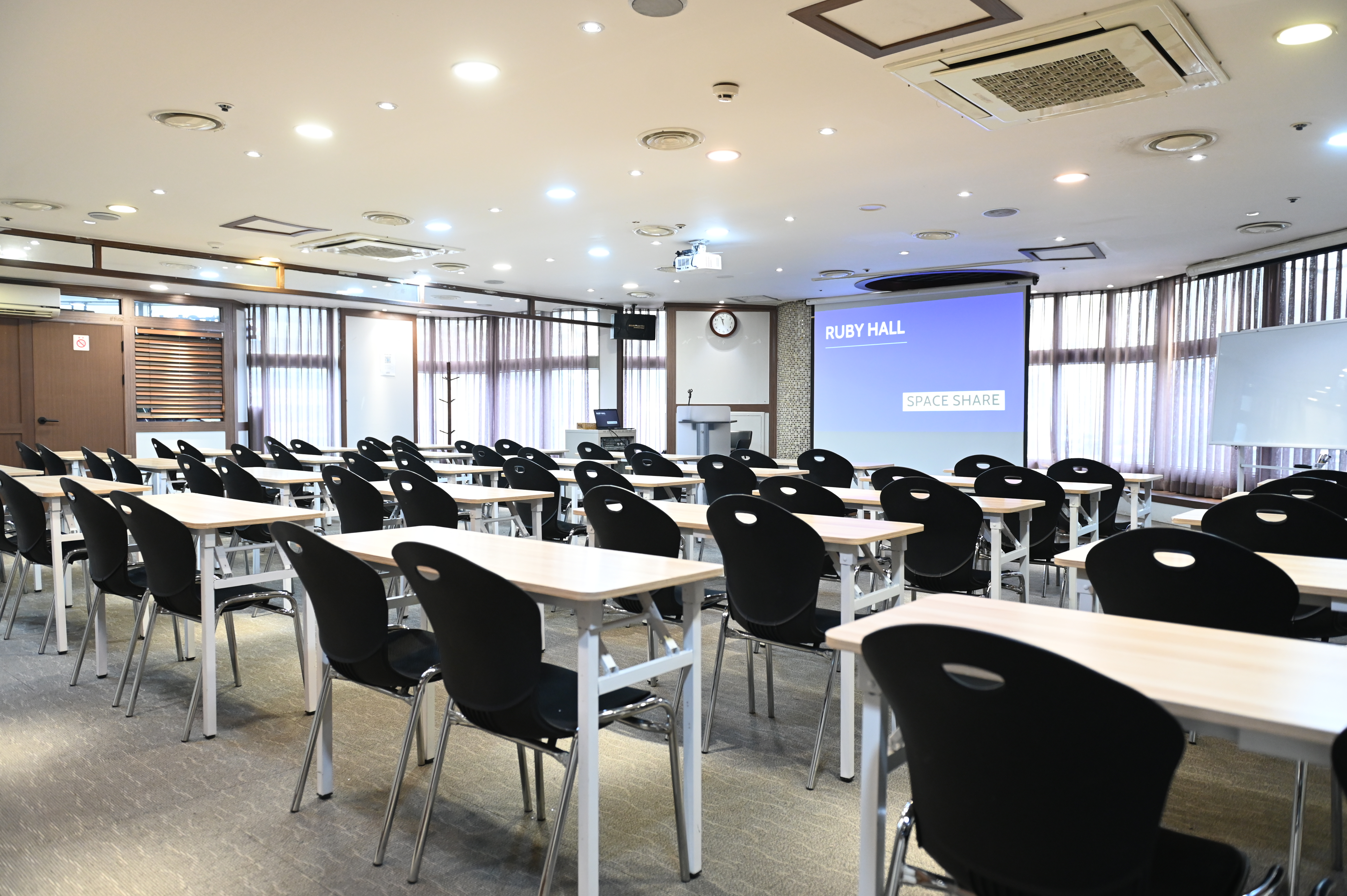 스페이스쉐어 서울역센터 루비홀 좌측면, 80명 수용 가능한 강의장 및 기업 행사 홀