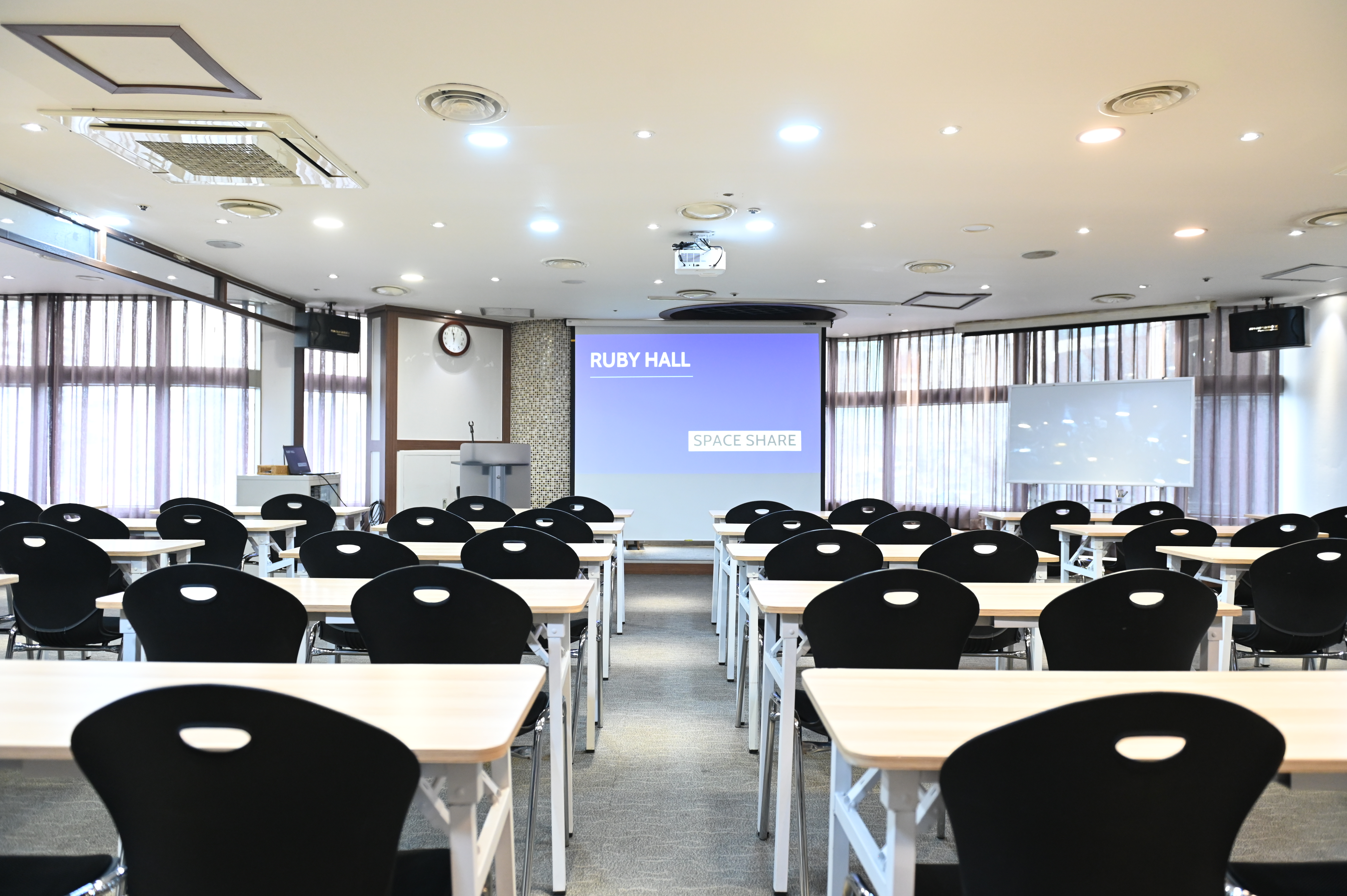 스페이스쉐어 서울역센터 루비홀 정면, 대형 스크린과 음향 시설을 갖춘 강의장 전면