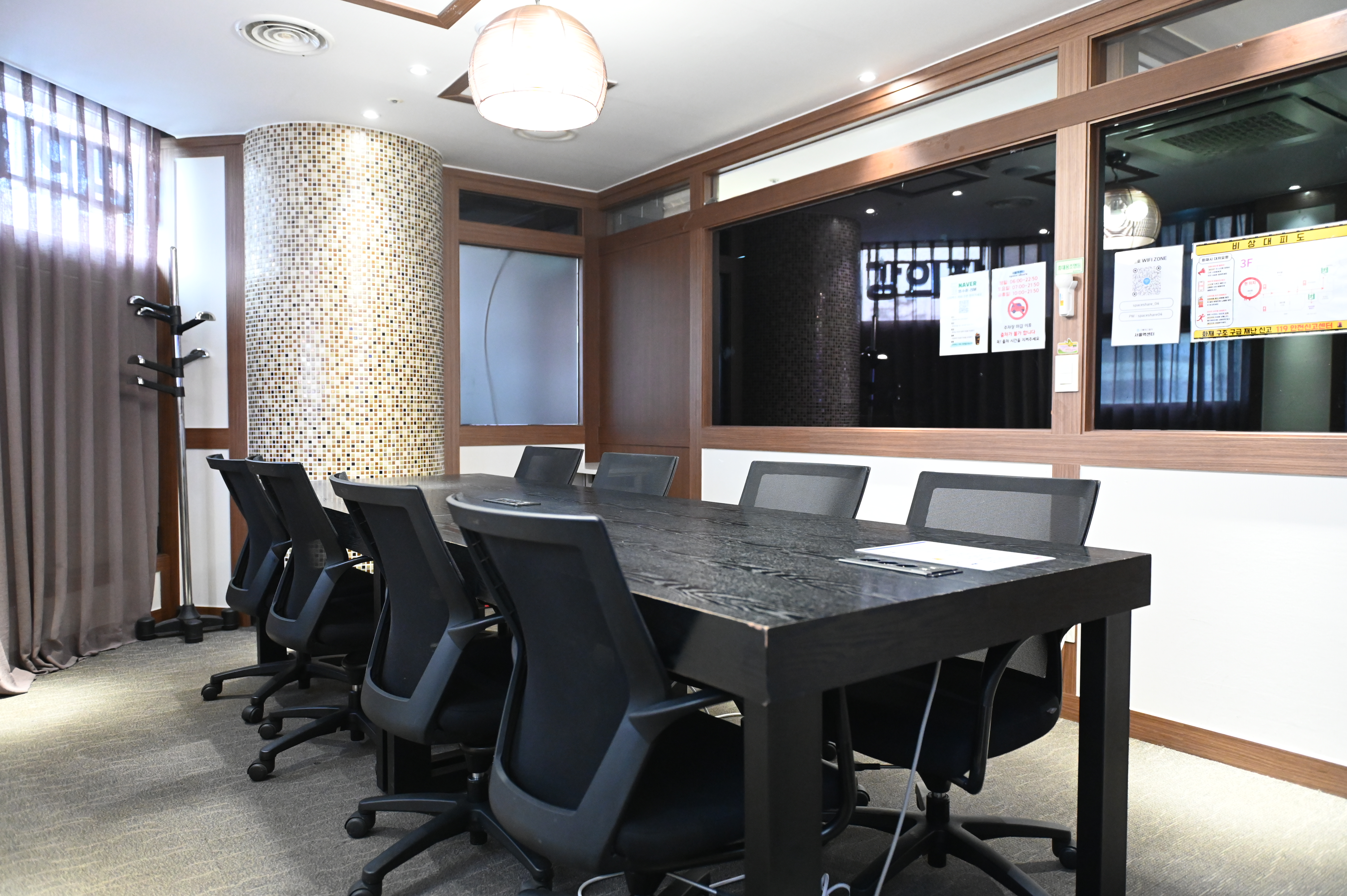 스페이스쉐어 서울역센터 302호 좌석 배치, 회의 집중도를 높이는 책상 배열 및 강의장 내부