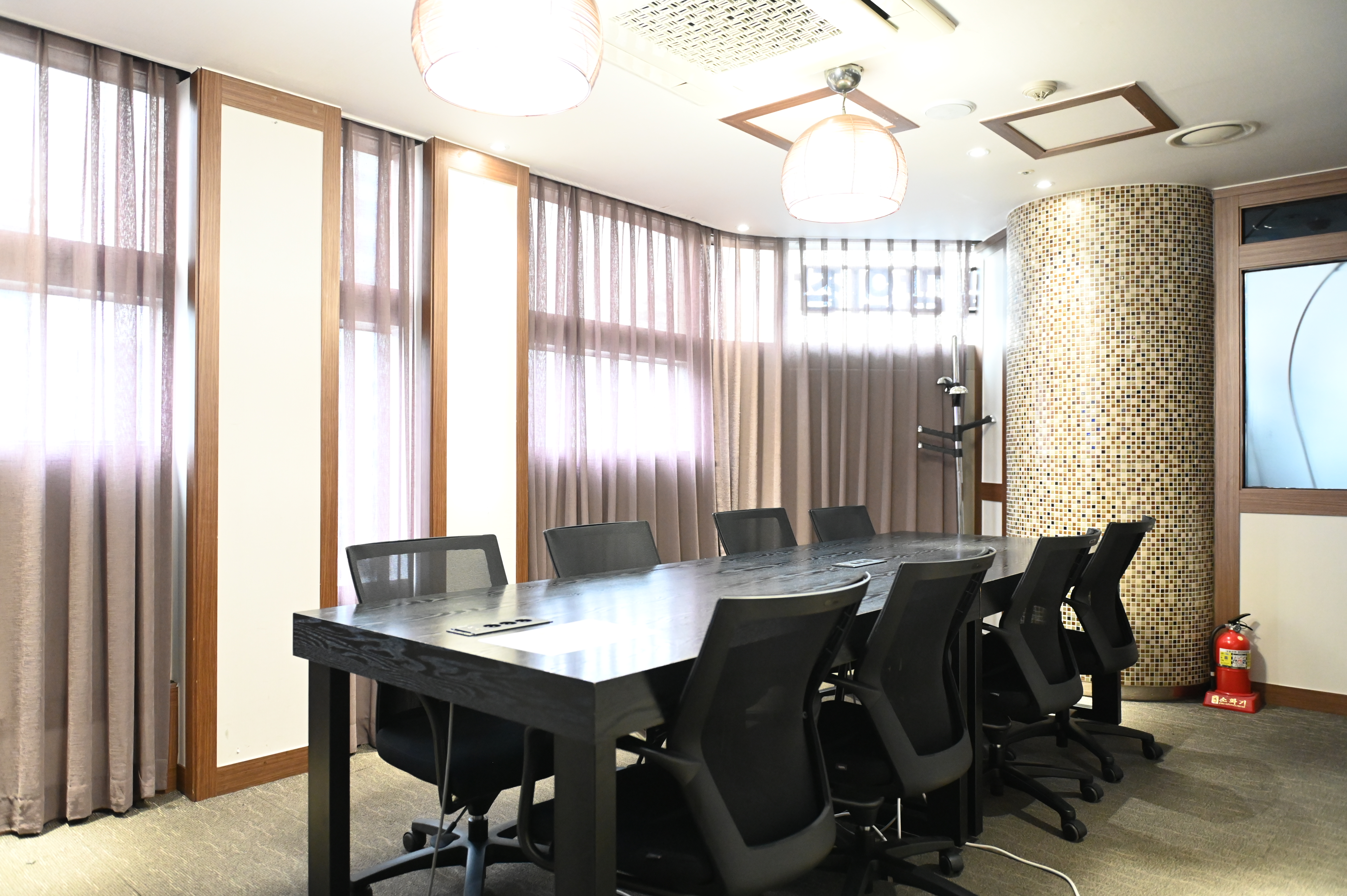 스페이스쉐어 서울역센터 302호 내부, 8명 수용 회의실