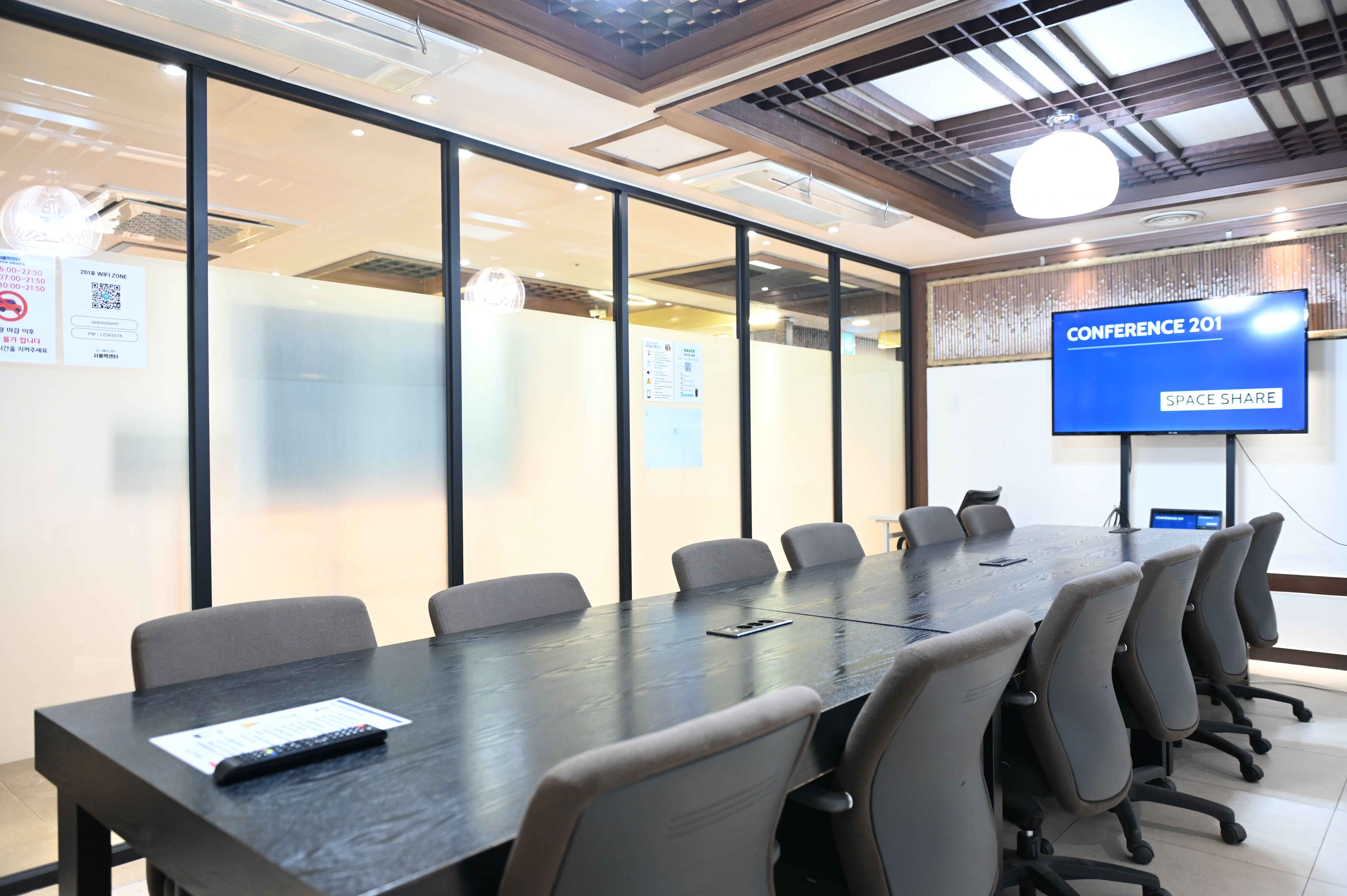 스페이스쉐어 서울역센터 201호, TV 스크린 갖춘 12명 수용 회의실, 면접실