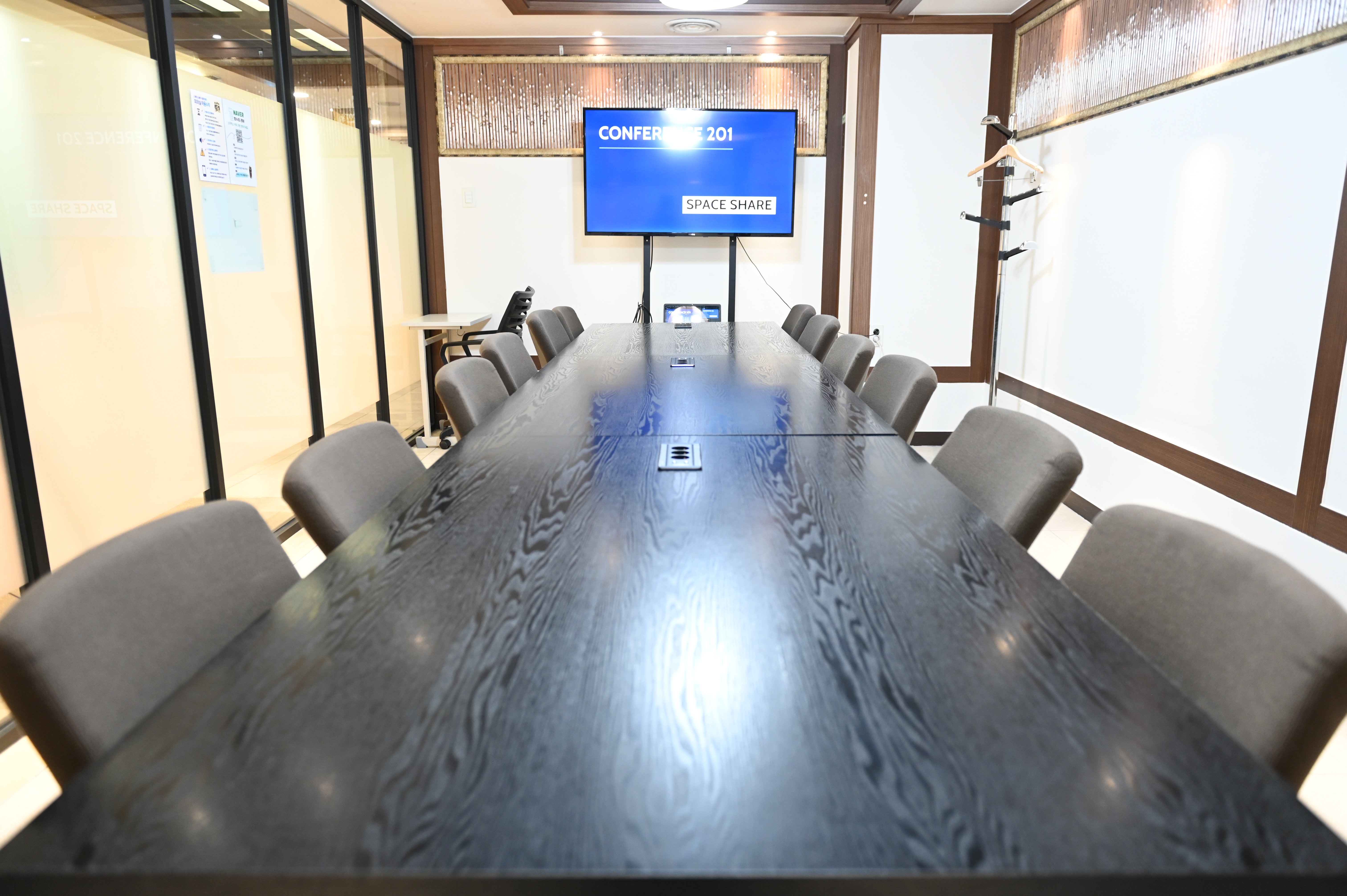 스페이스쉐어 서울역센터 201호 내부, 참가자 집중도를 높이는 책상 배열 및 회의실 내부