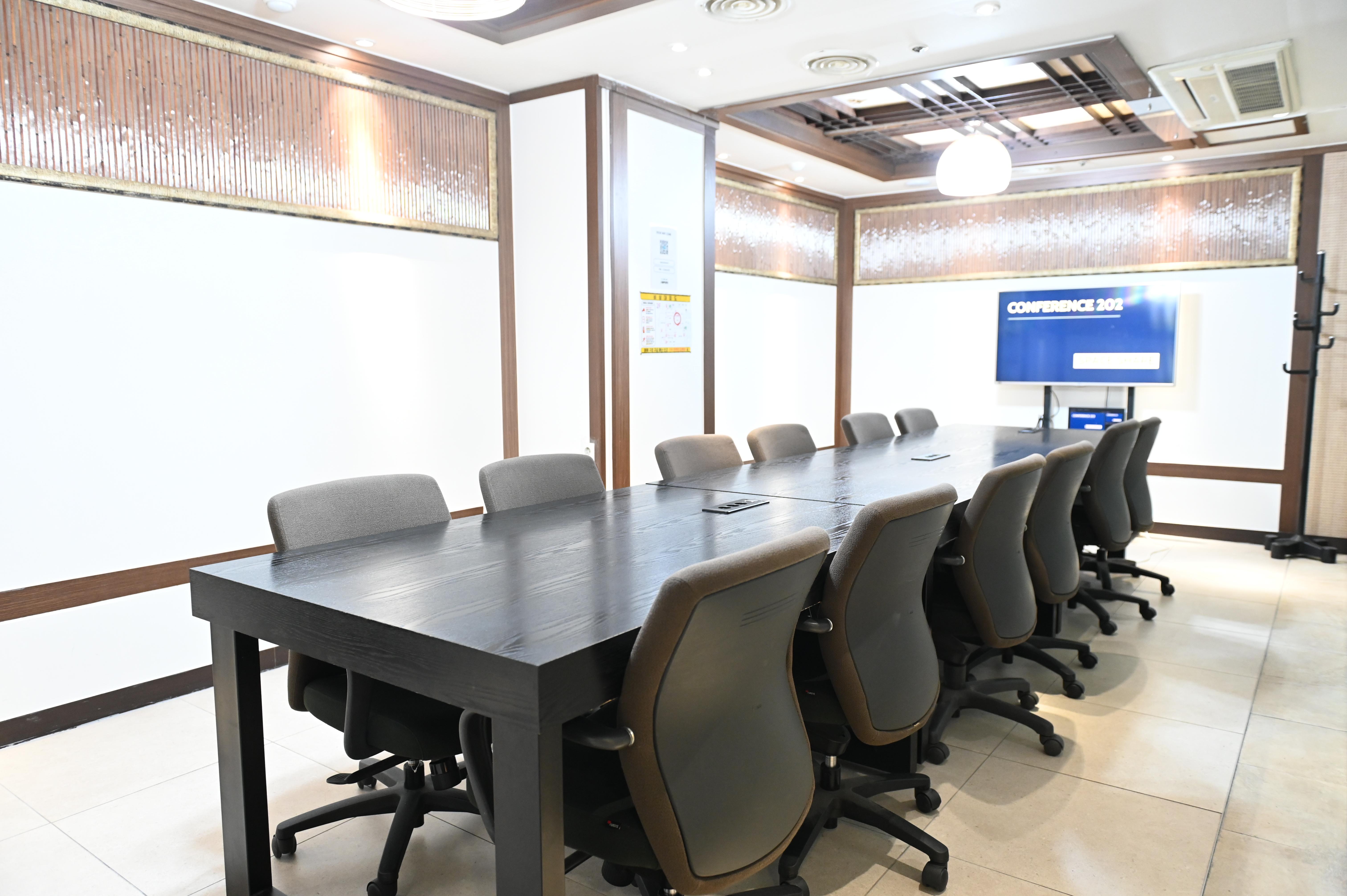 스페이스쉐어 서울역센터 202호, TV 스크린 갖춘 12명 수용 회의실, 면접실