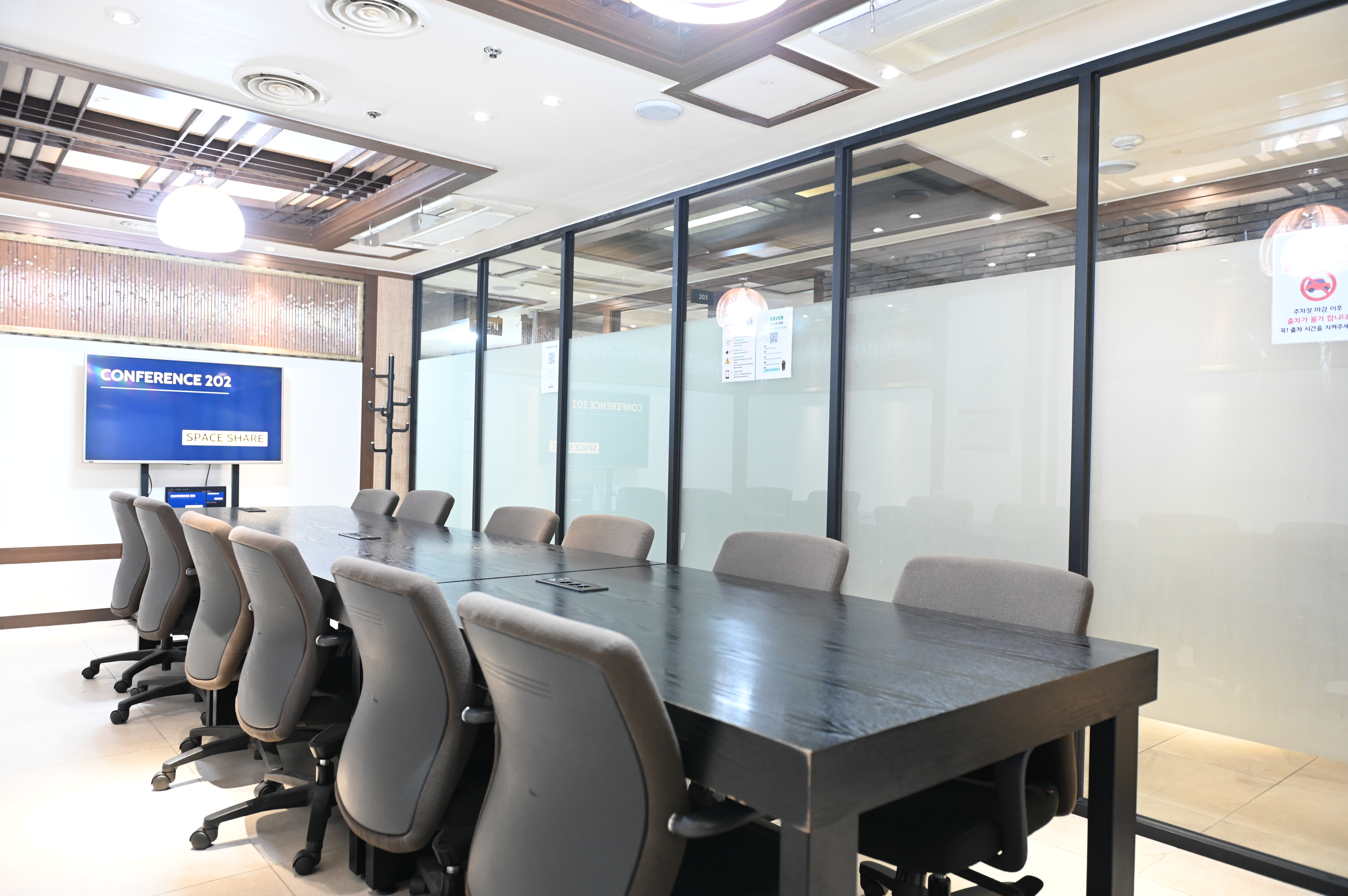 스페이스쉐어 서울역센터 202호 내부, 참가자 집중도를 높이는 책상 배열 및 회의실 내부