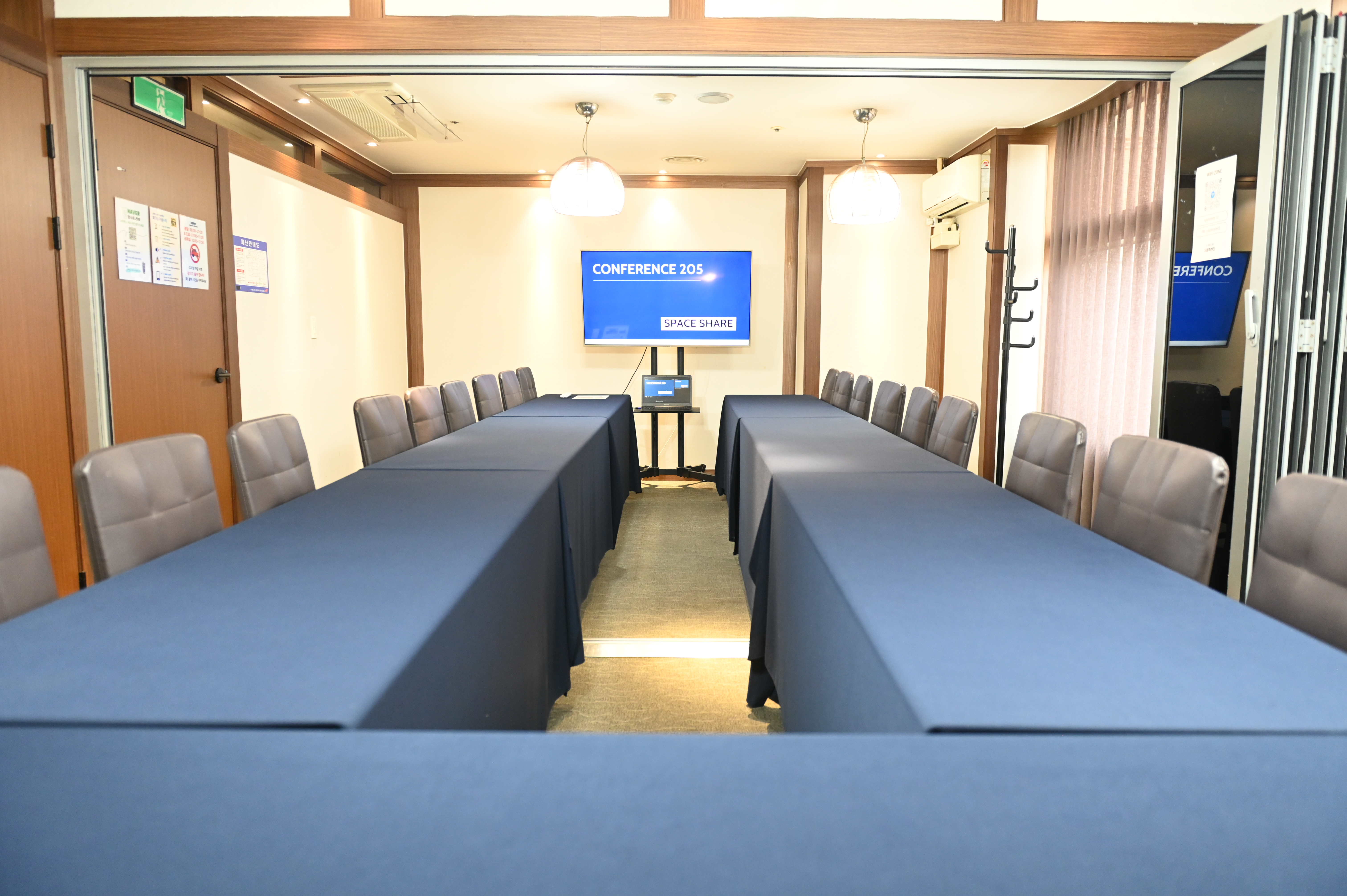 스페이스쉐어 서울역센터 205호 내부, TV 스크린 갖춘 20명 수용 회의실, 면접실