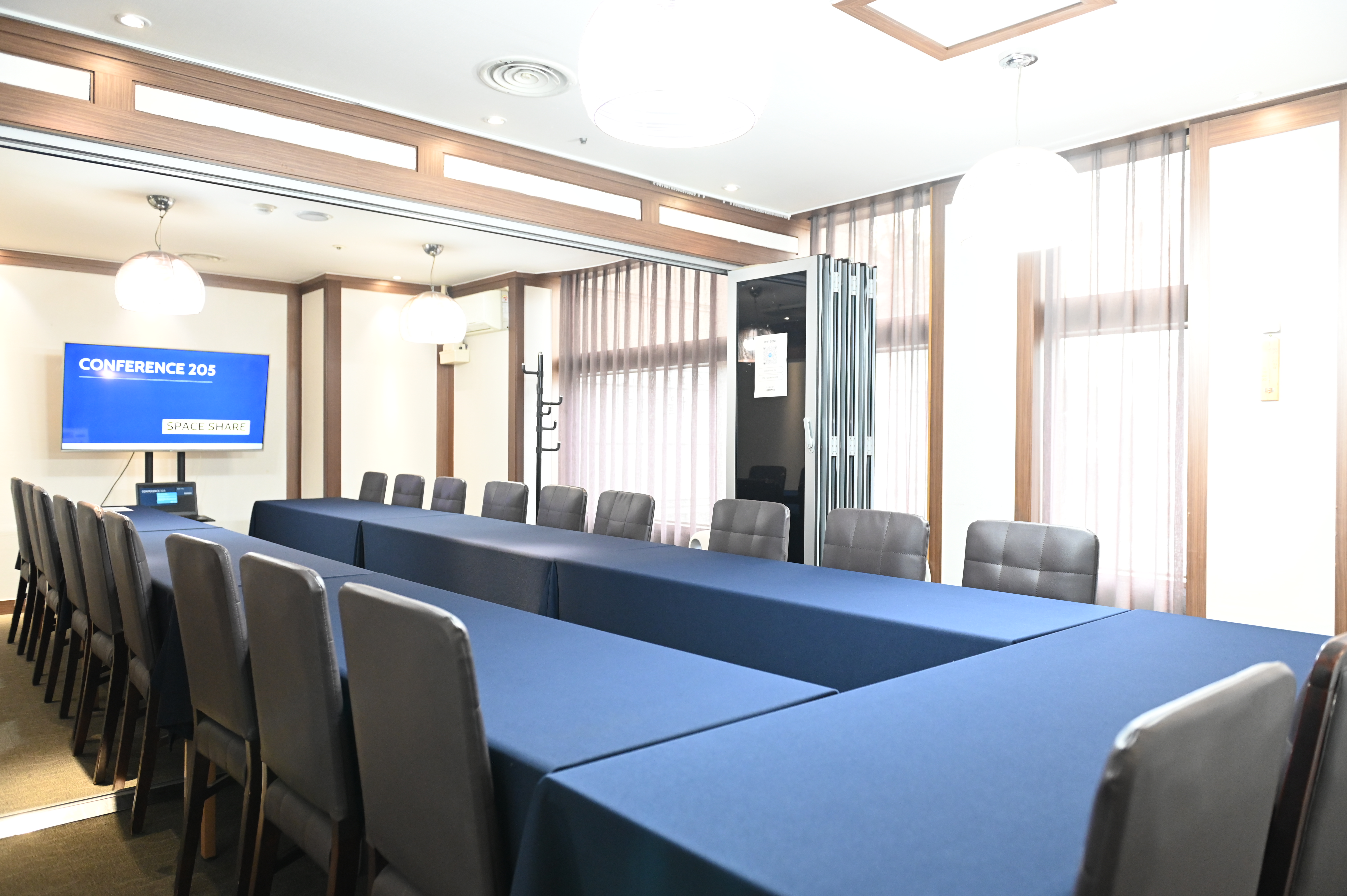 스페이스쉐어 서울역센터 205호 전경, 넓은 좌석 배치, 회의실 및 기업 행사용 공간