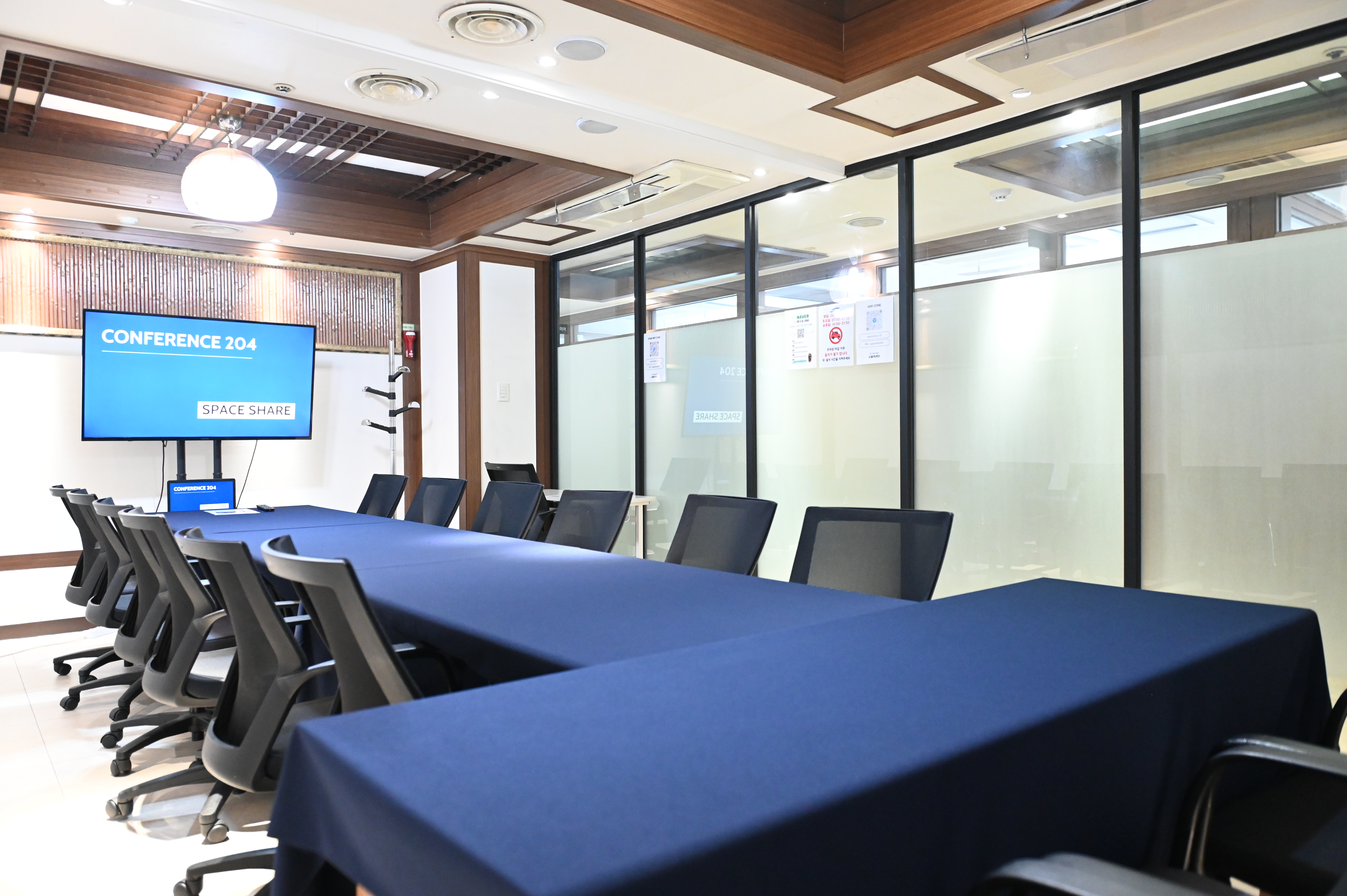 스페이스쉐어 서울역센터 204호 내부, TV 스크린 갖춘 12명 수용 회의실, 면접실