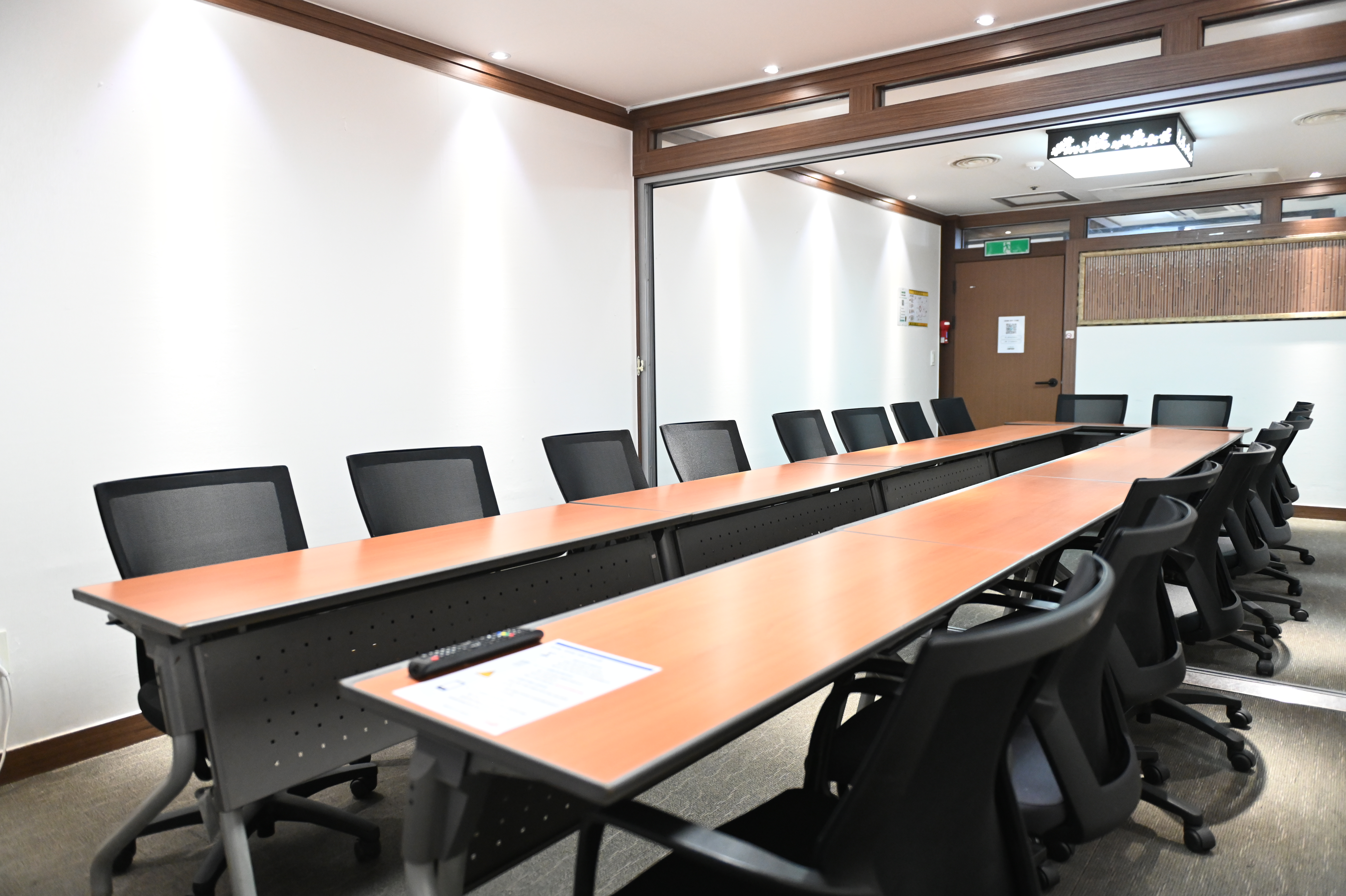 스페이스쉐어 서울역센터 203호 내부, 회의 집중도를 높이는 책상 배열