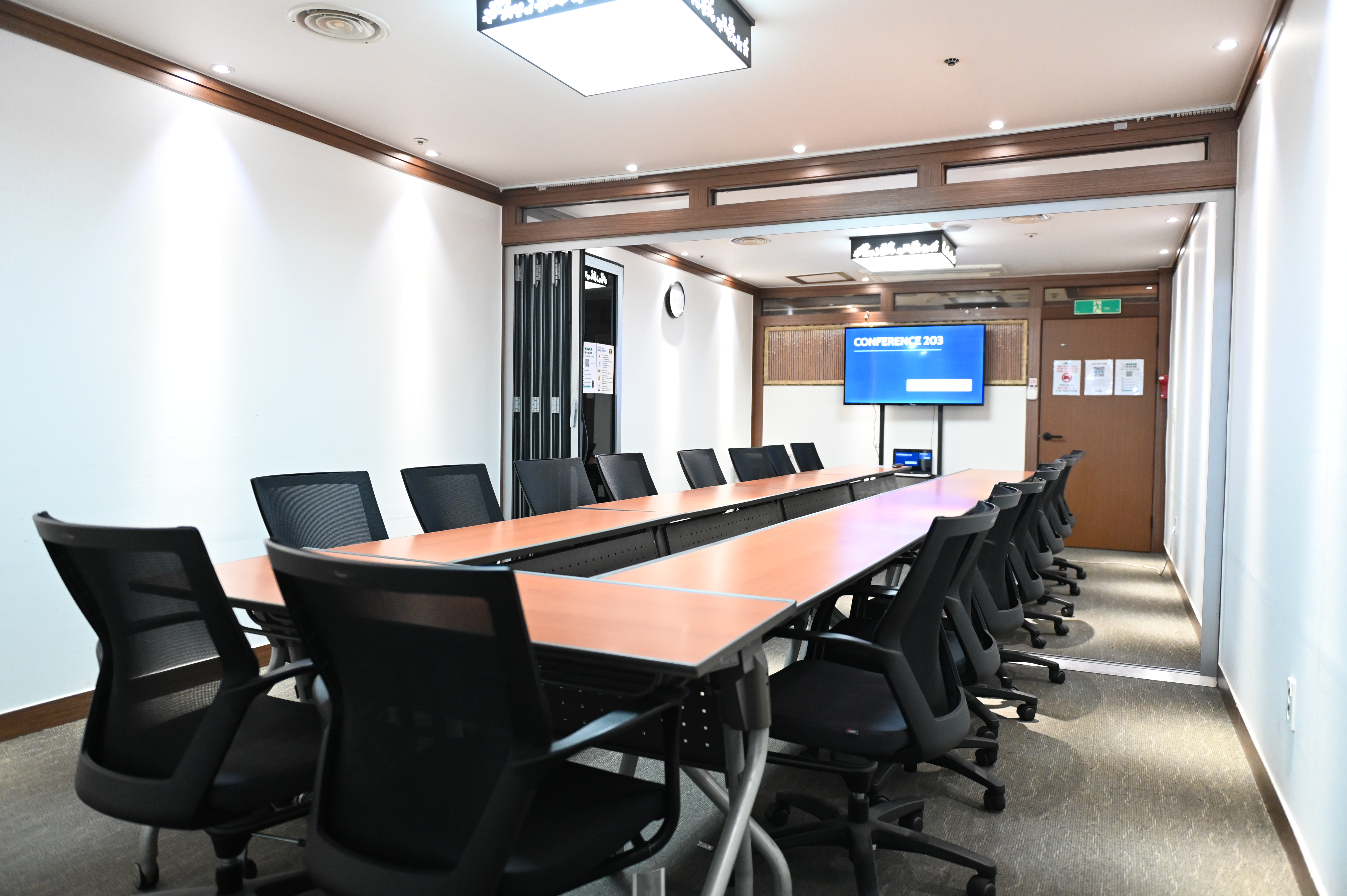 스페이스쉐어 서울역센터 203호 전경, 20명 수용 면접 및 평가, 심사, 회의실