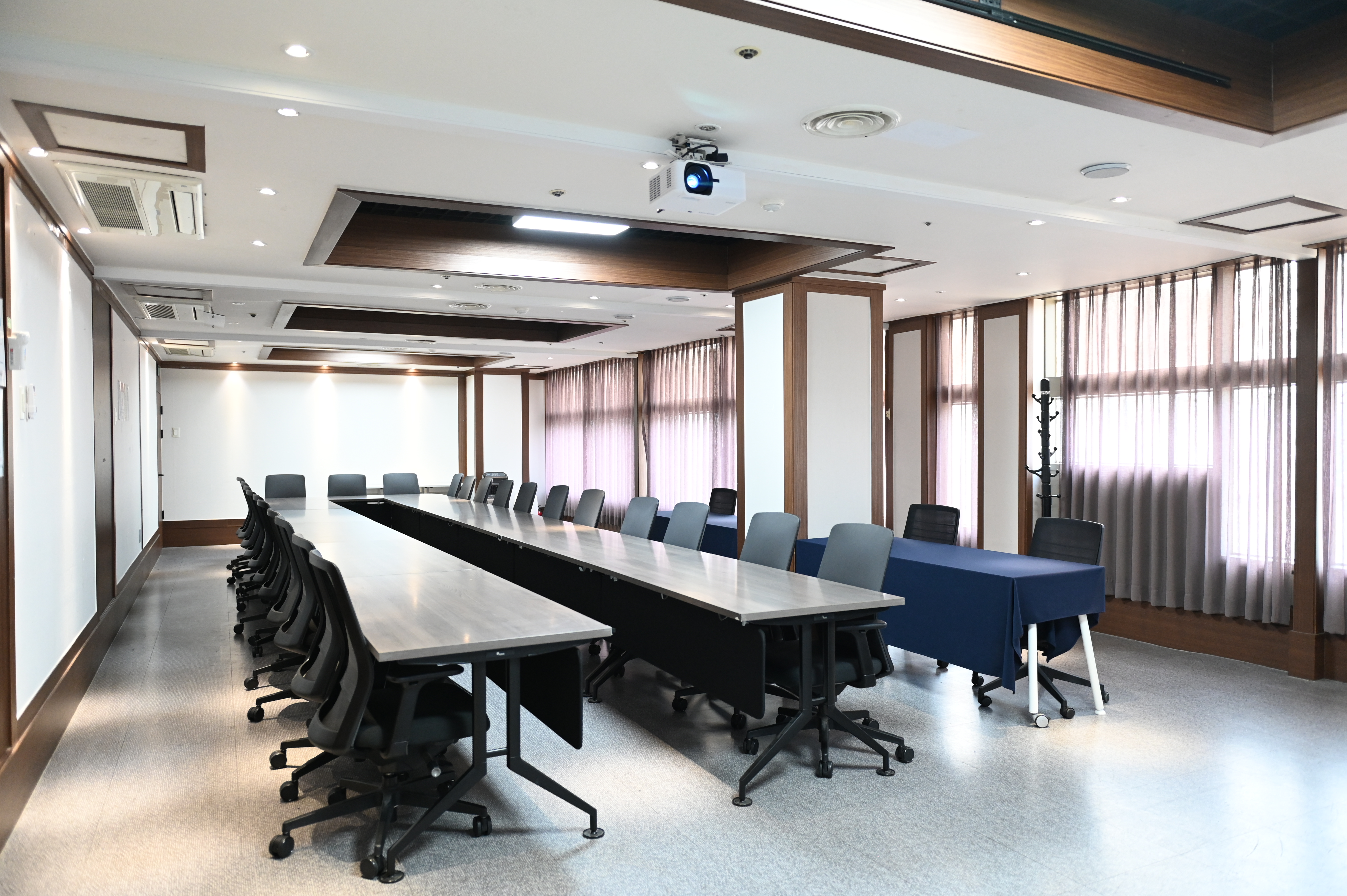 스페이스쉐어 서울역센터 에메랄드홀 내부, 20~30명 수용 회의실