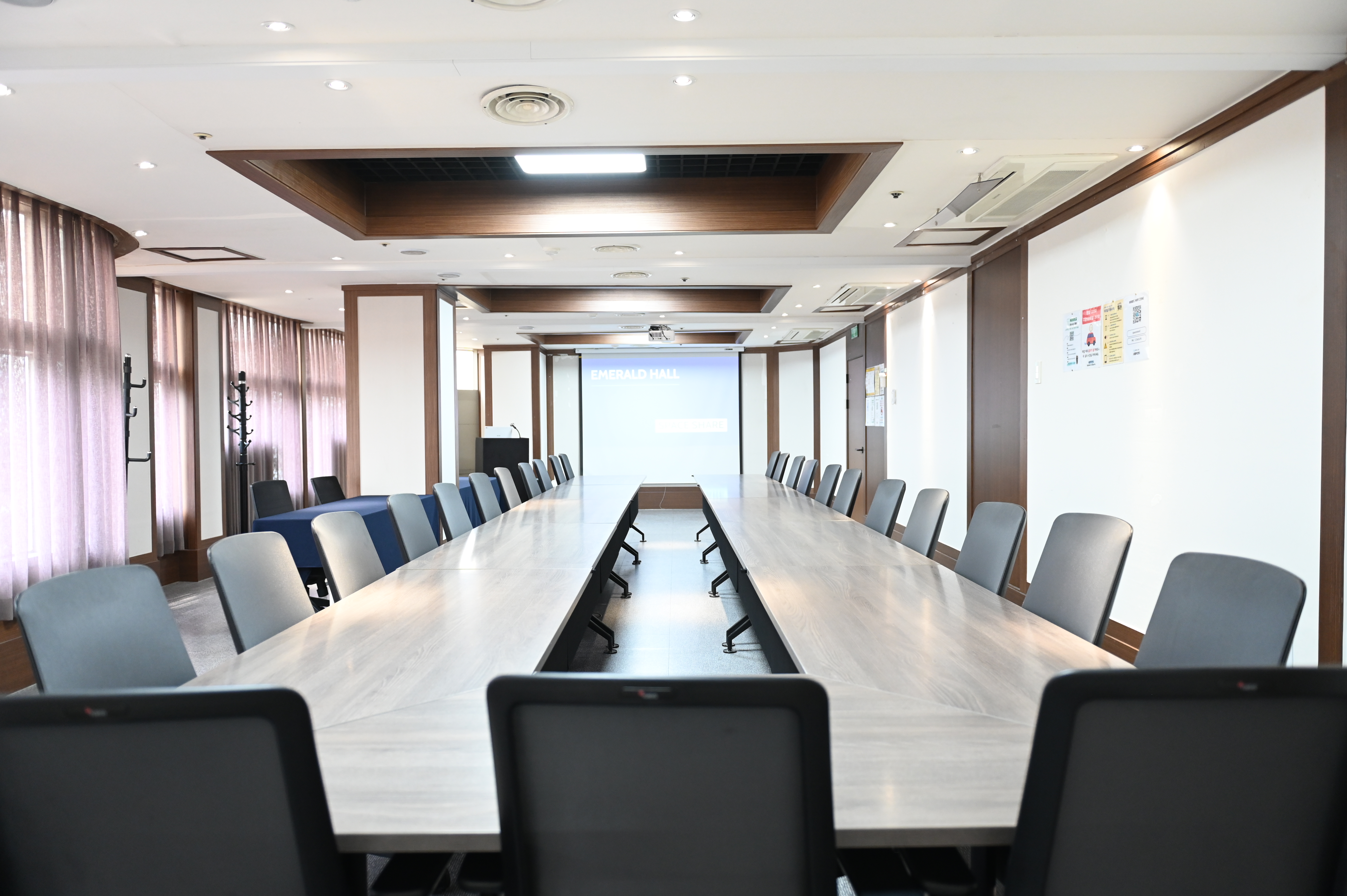 스페이스쉐어 서울역센터 에메랄드홀 좌석 배치, 참가자 집중도를 높이는 책상 배열 및 강의장 내부