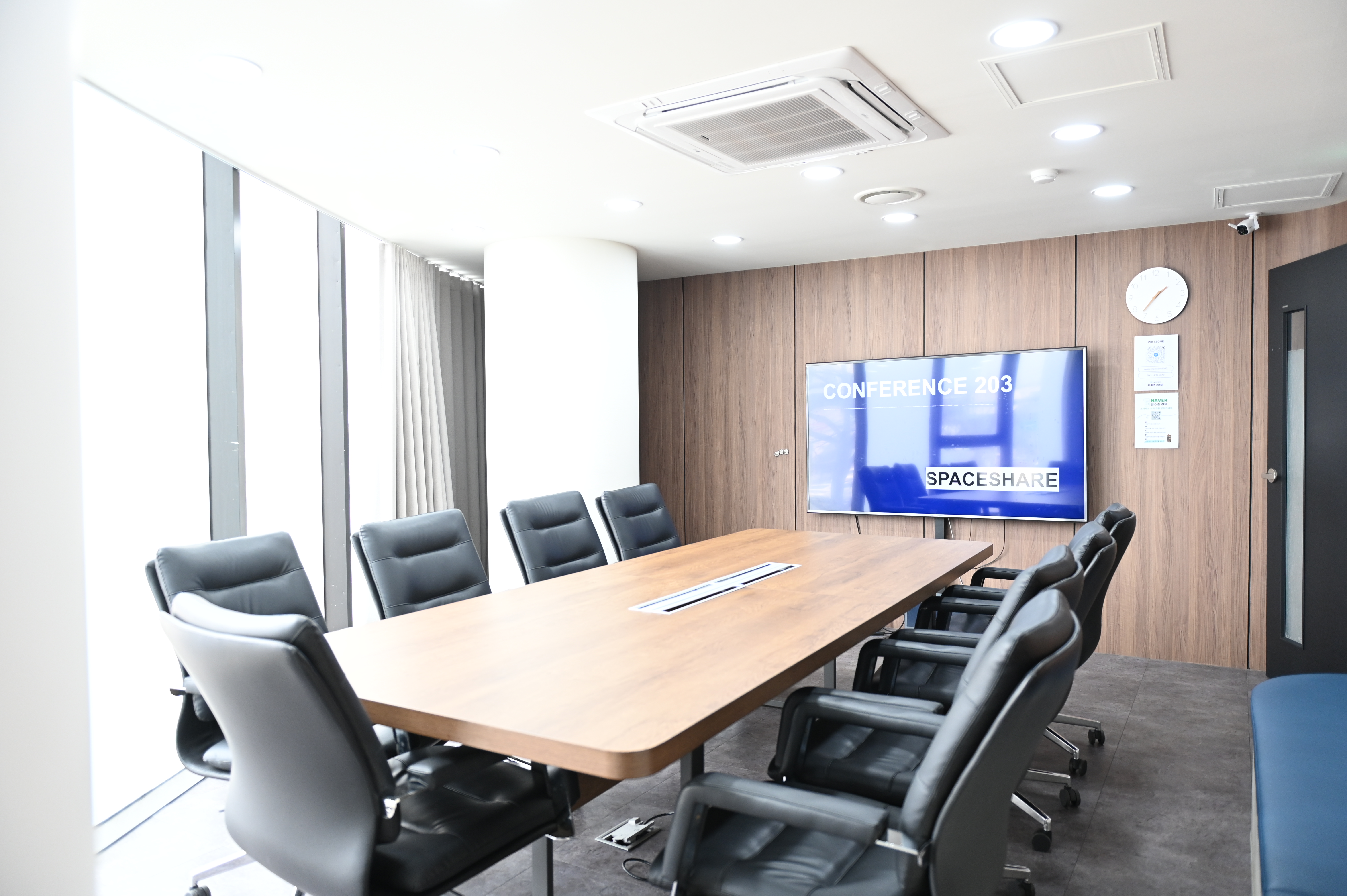 스페이스쉐어 서울역2센터 203호 내부, 8~10명 수용 가능한 회의실