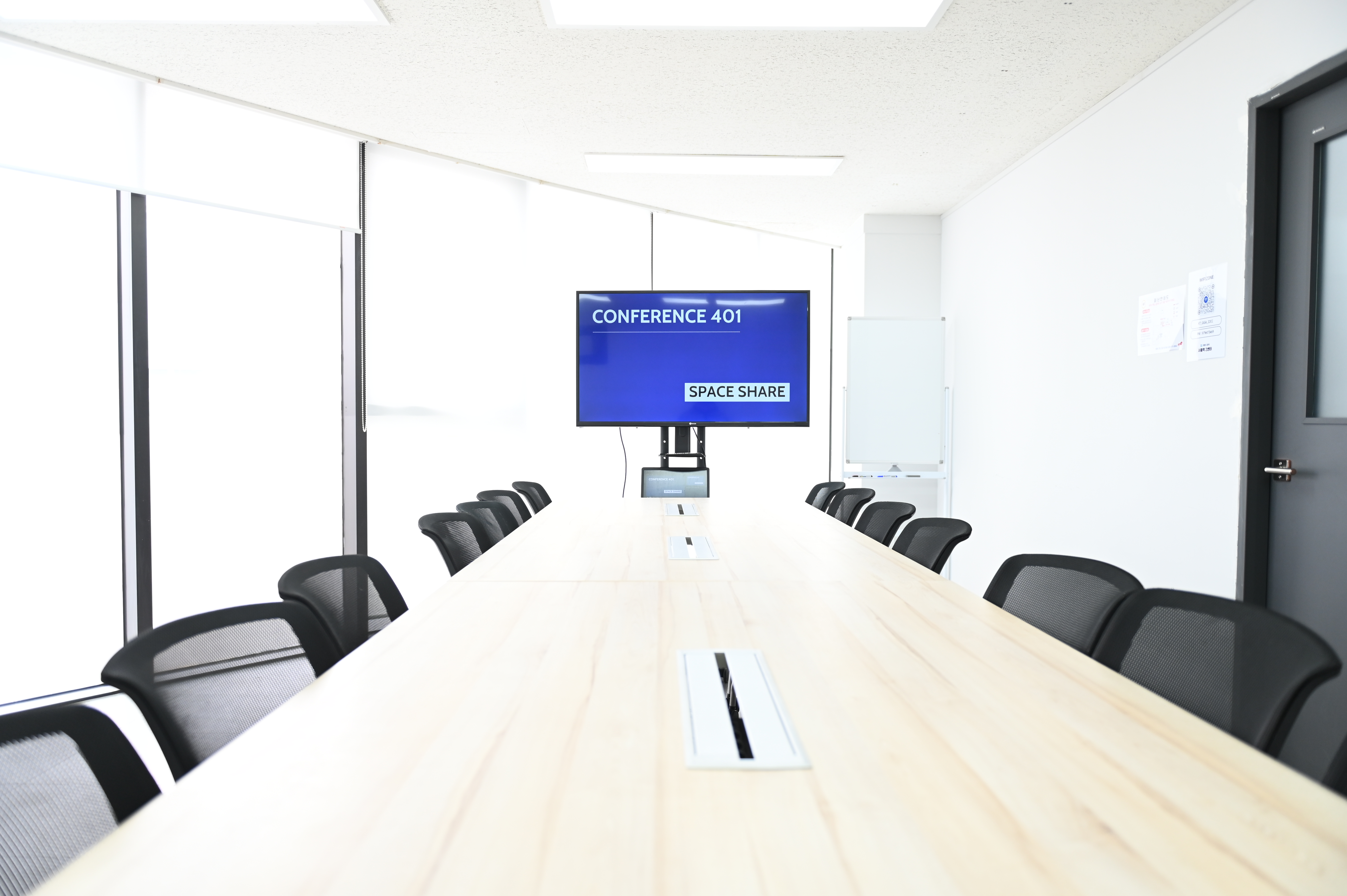스페이스쉐어 서울역2센터 401호 회의실 내부, TV 스크린 완비