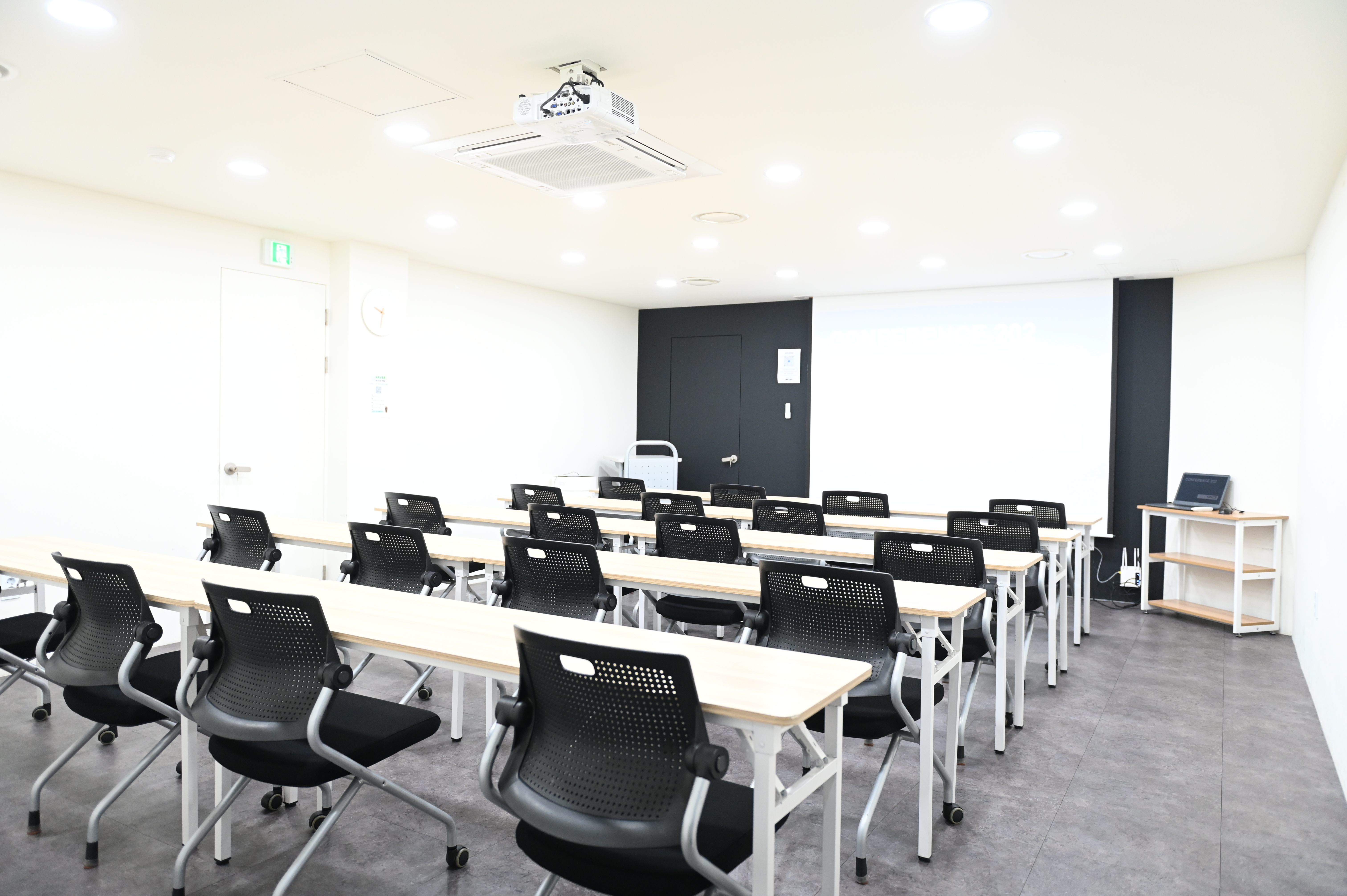 스페이스쉐어 서울역2센터 202호 측면, 스크린 시설 갖춘 20명 수용 교육장, 세미나 공간