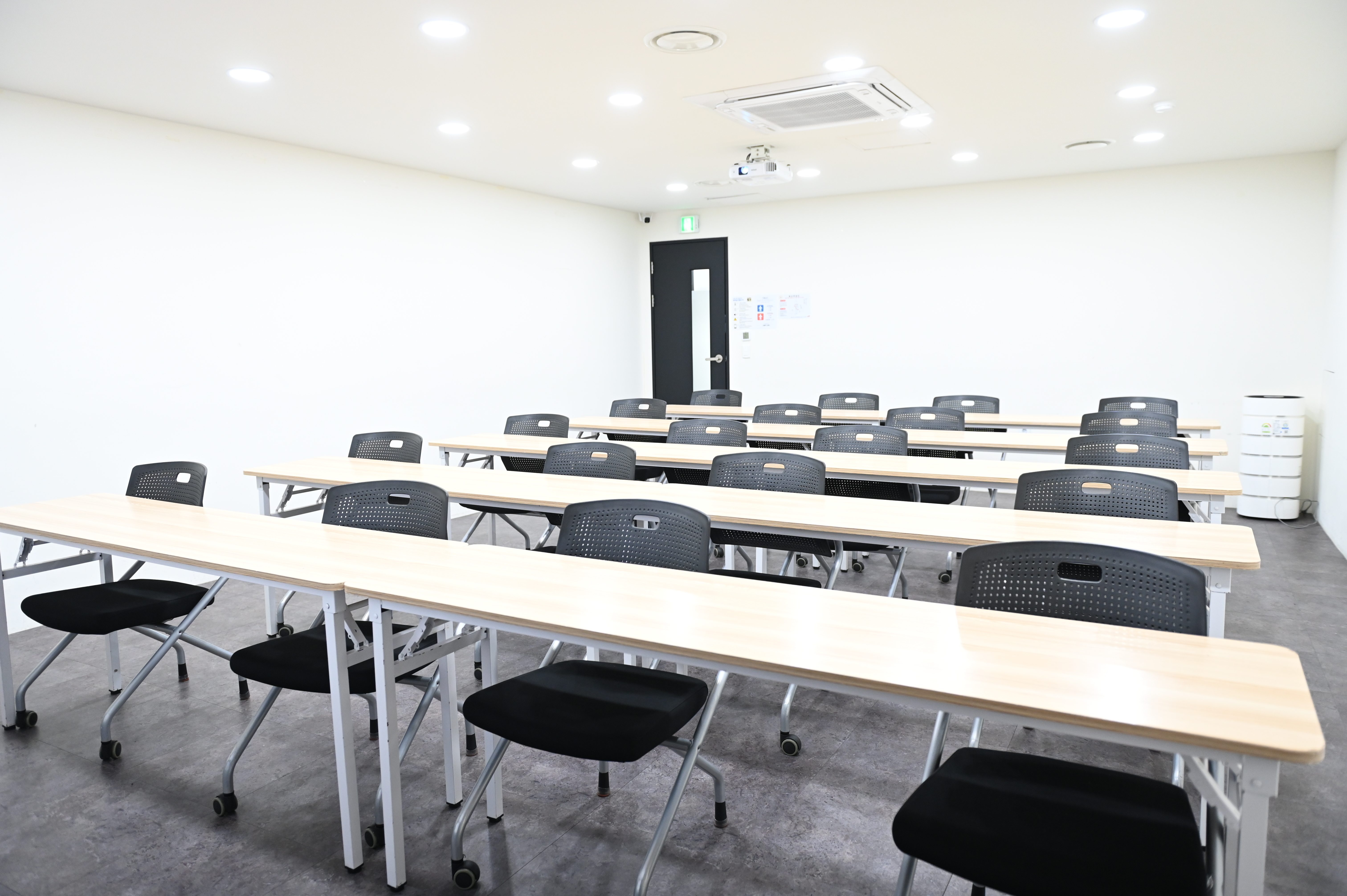 스페이스쉐어 서울역2센터 202호 좌석 배치, 교육생 집중도를 높이는 책상 배열 및 강의장 내부