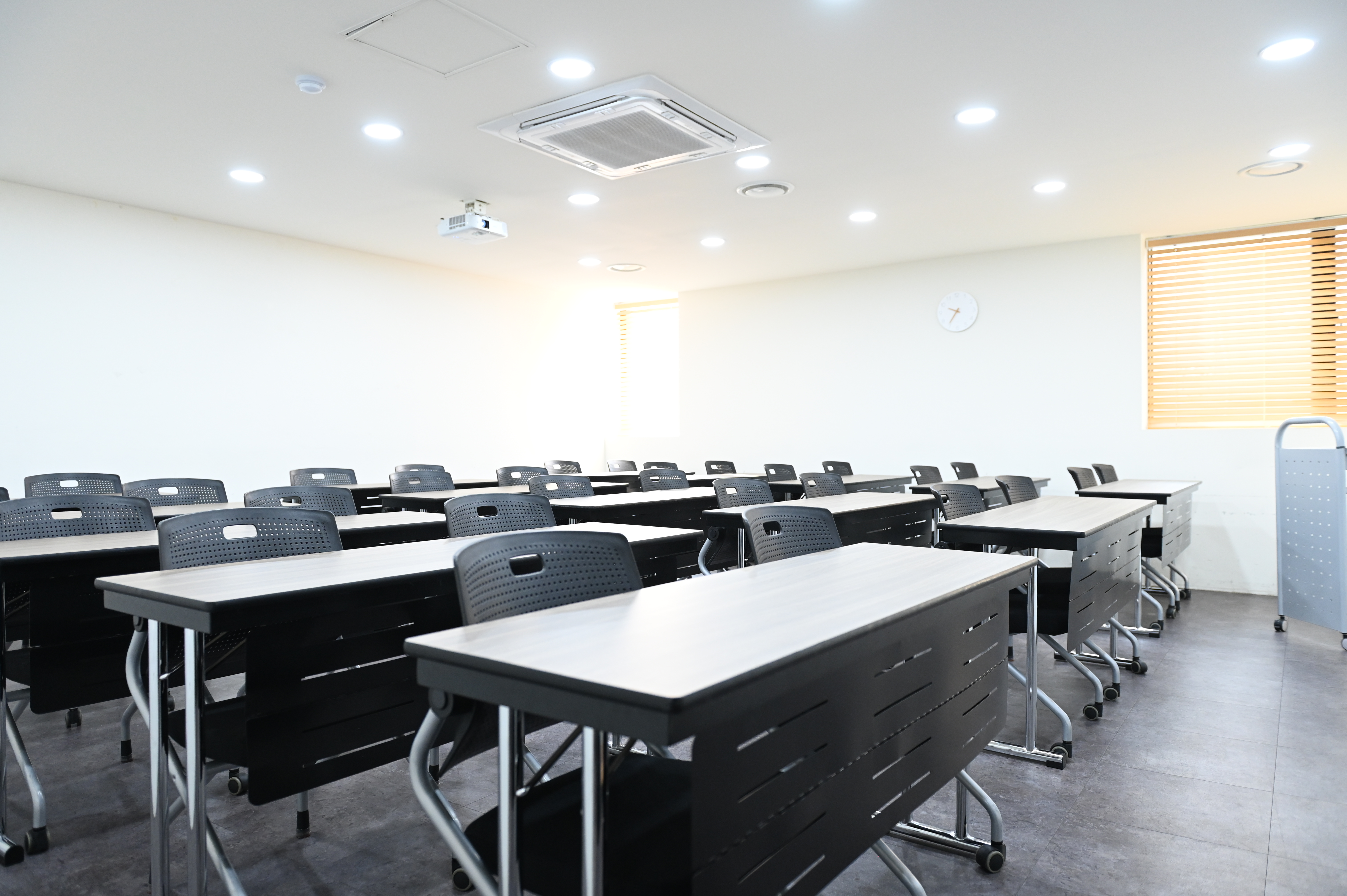 스페이스쉐어 서울역2센터 201호 좌석 배치, 교육생 집중도를 높이는 책상 배열 및 강의장 내부