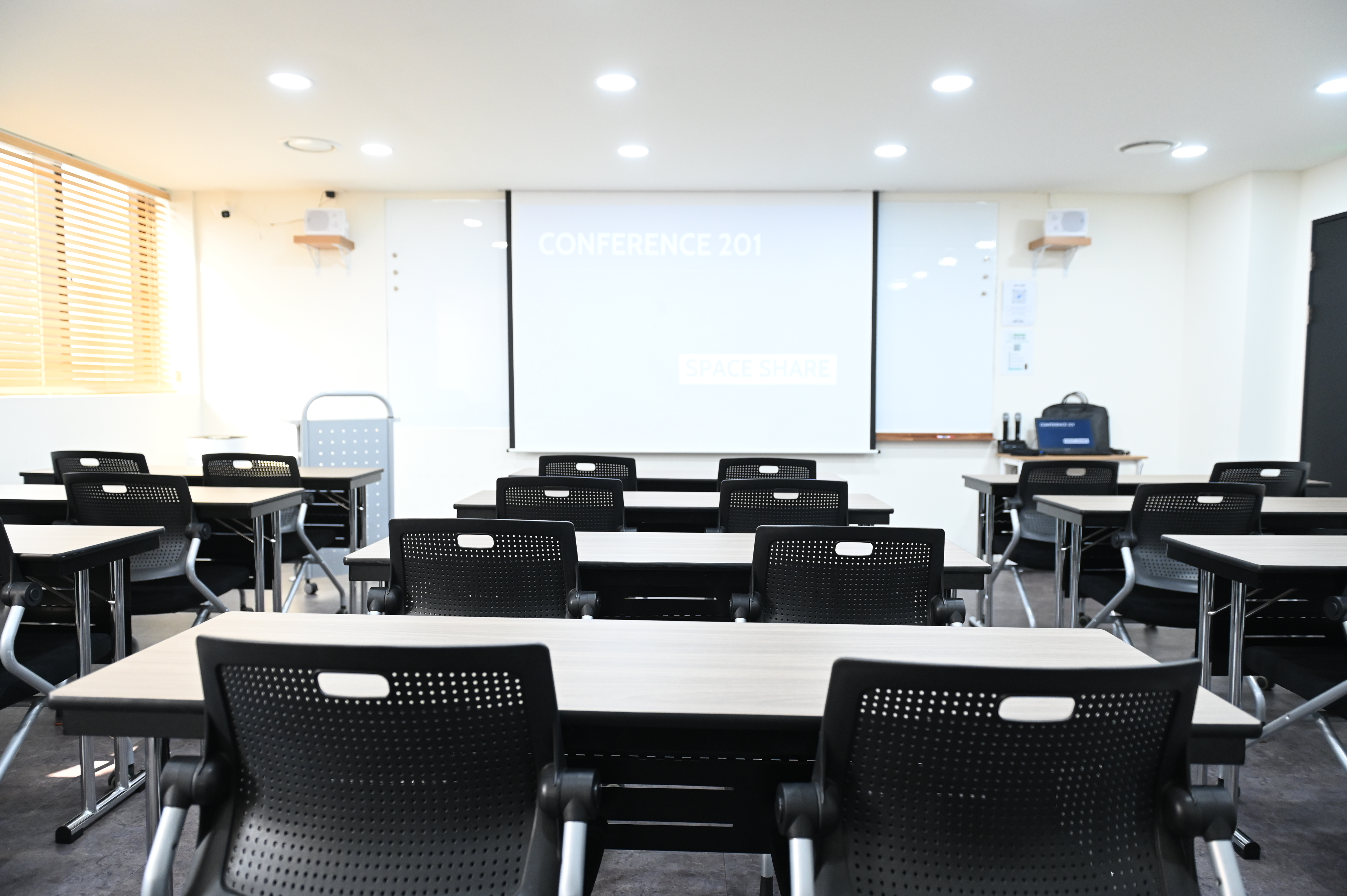 스페이스쉐어 서울역2센터 201호 정면, 대형 스크린과 음향 시설을 갖춘 강의장 전면