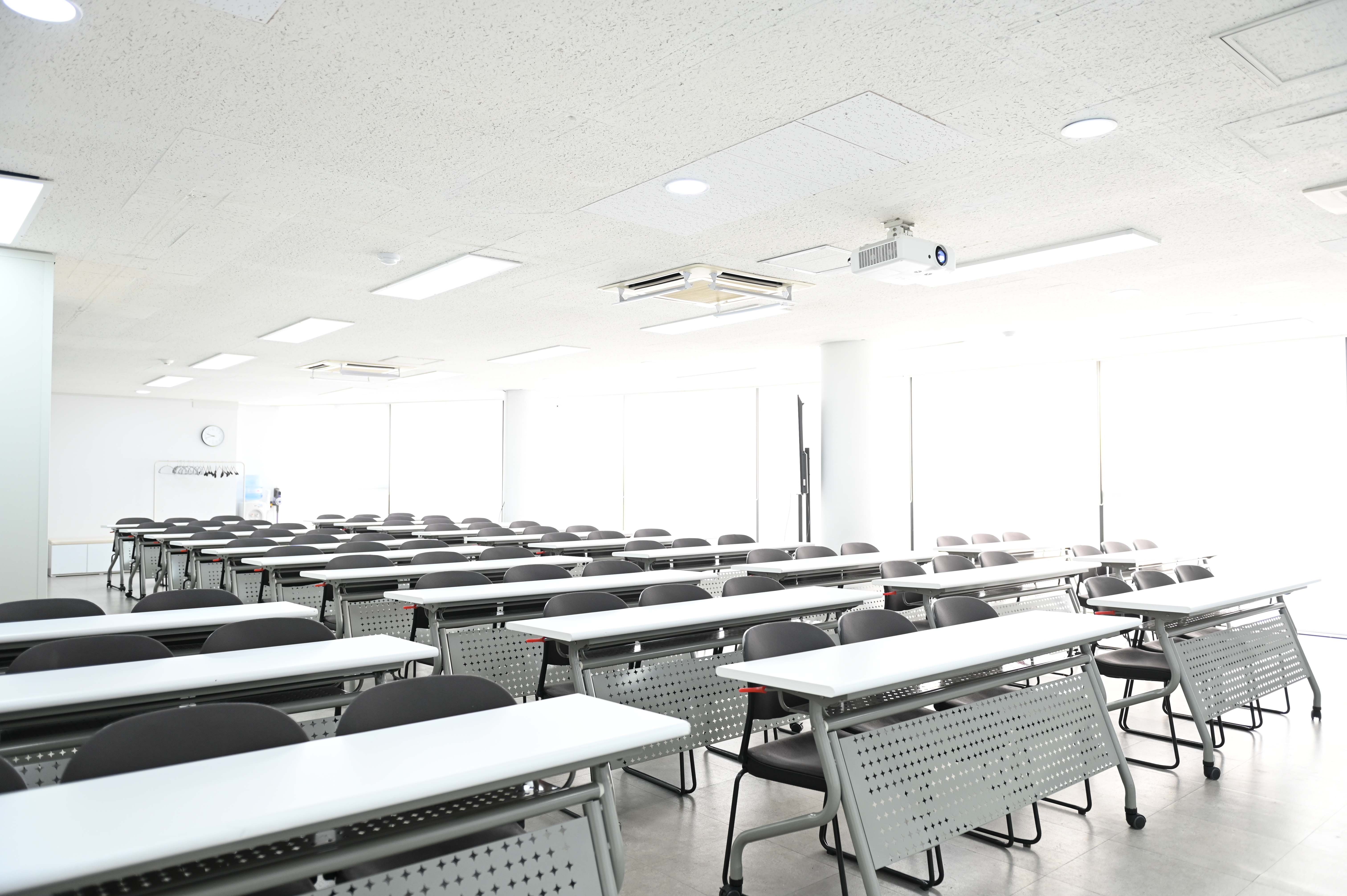 스페이스쉐어 서울역2센터 제이드홀 측면, 세미나 및 강의 집중도를 높이는 쾌적한 내부 시설