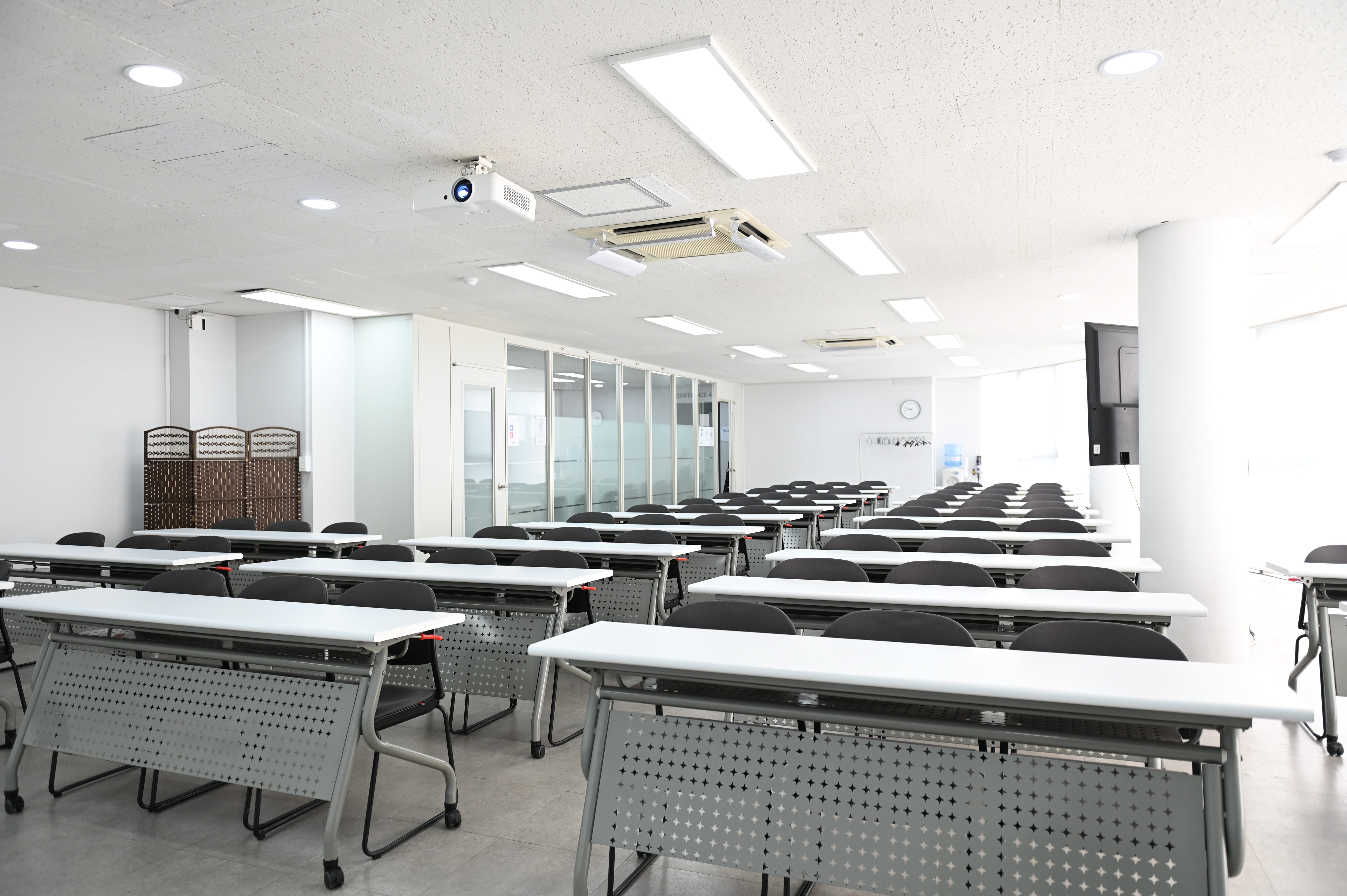 스페이스쉐어 서울역2센터 제이드홀 내부, 넓은 좌석 배치 및 교육 행사용 공간