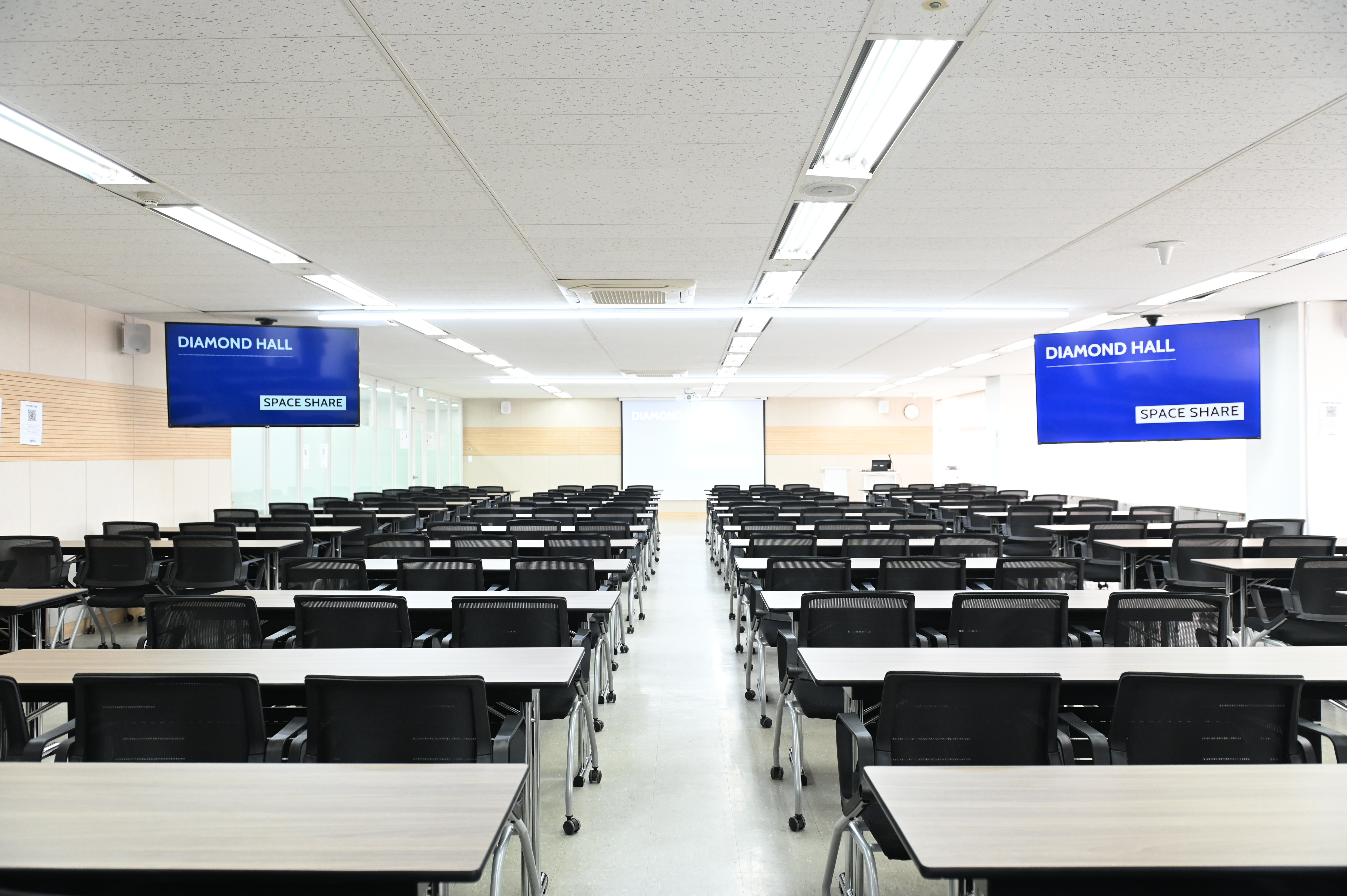 스페이스쉐어 서울역센터 다이아몬드홀, 대형 스크린과 듀얼 TV, 음향 시설을 갖춘 강의장 전면