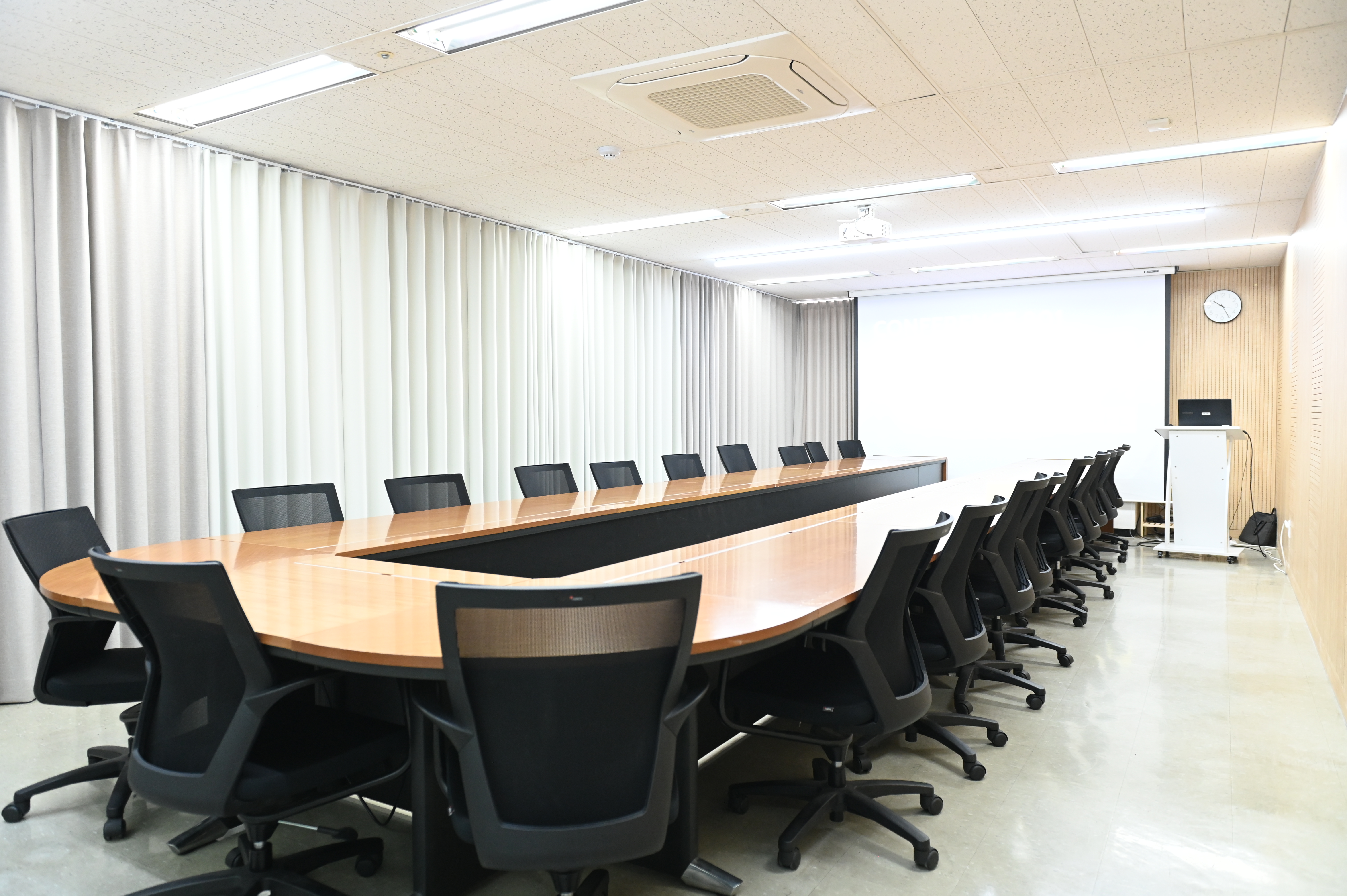 스페이스쉐어 서울역센터 901호 내부, 퍼시스 테이블과 의자를 갖춘 프리미엄 회의실