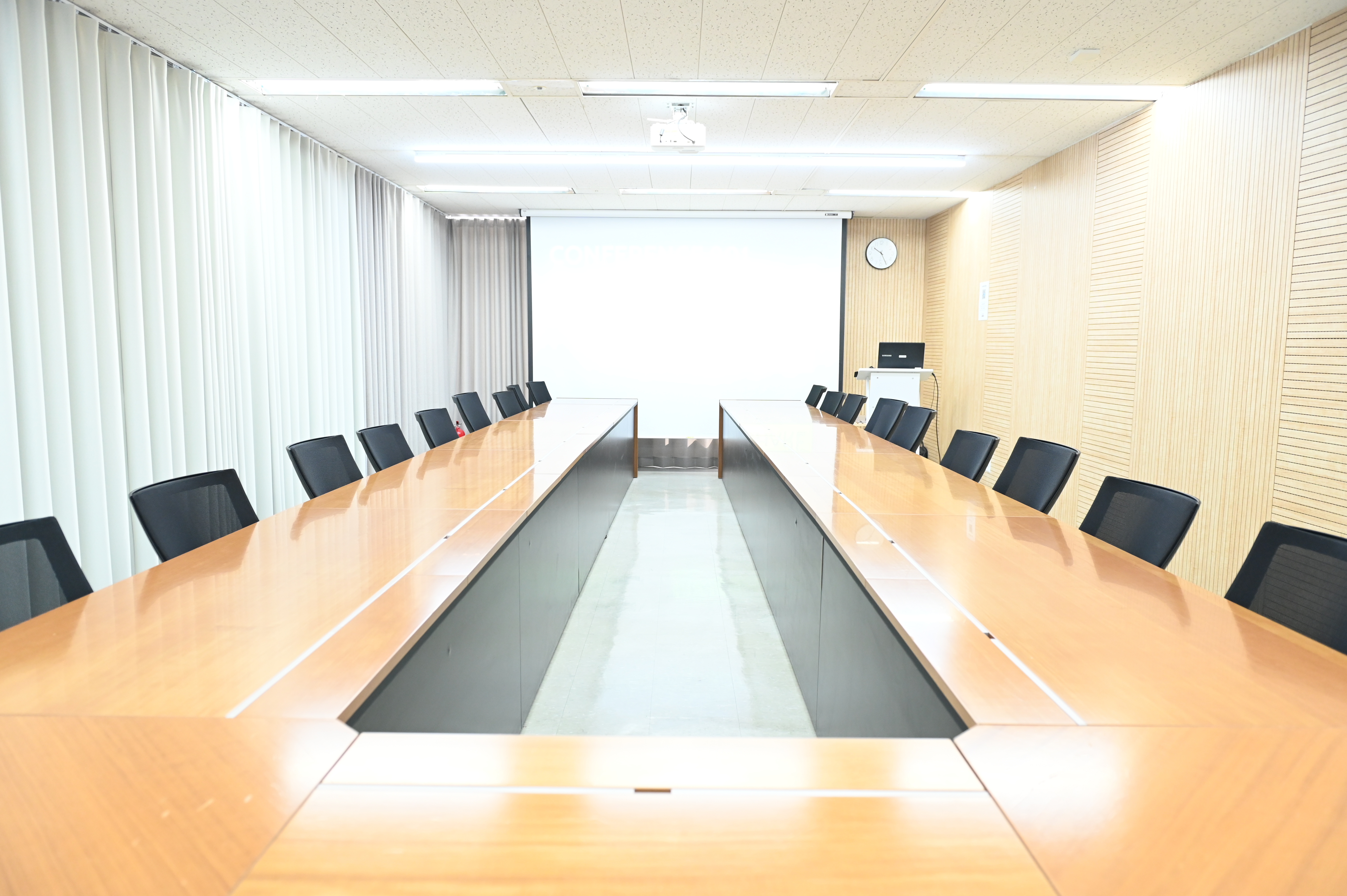 스페이스쉐어 서울역센터 901호 좌석 배치, 참가자의 집중도를 높이는 책상 배열