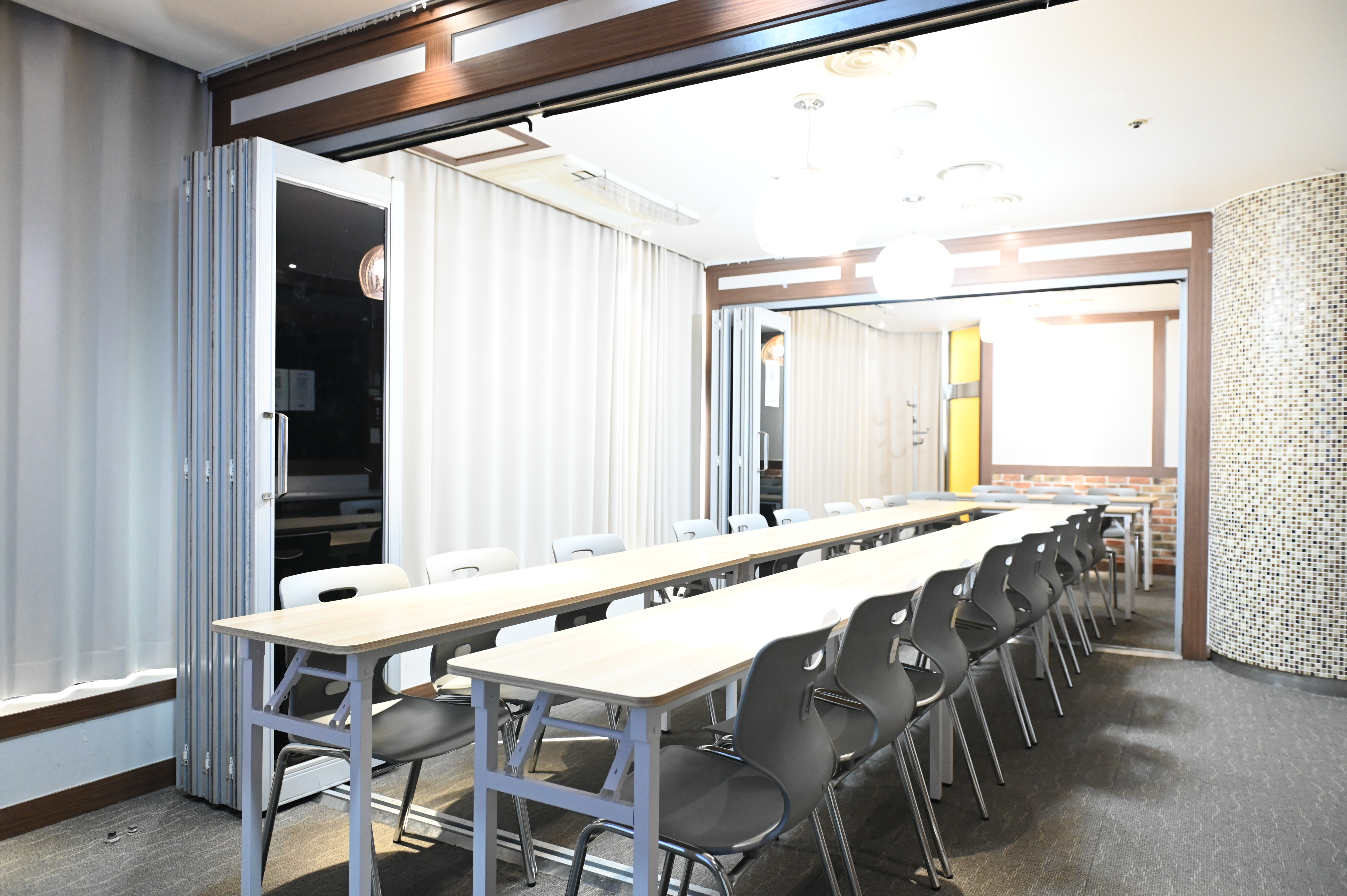 스페이스쉐어 서울역센터 301호 내부, 최대 28명 수용 가능한 회의실, 강의실